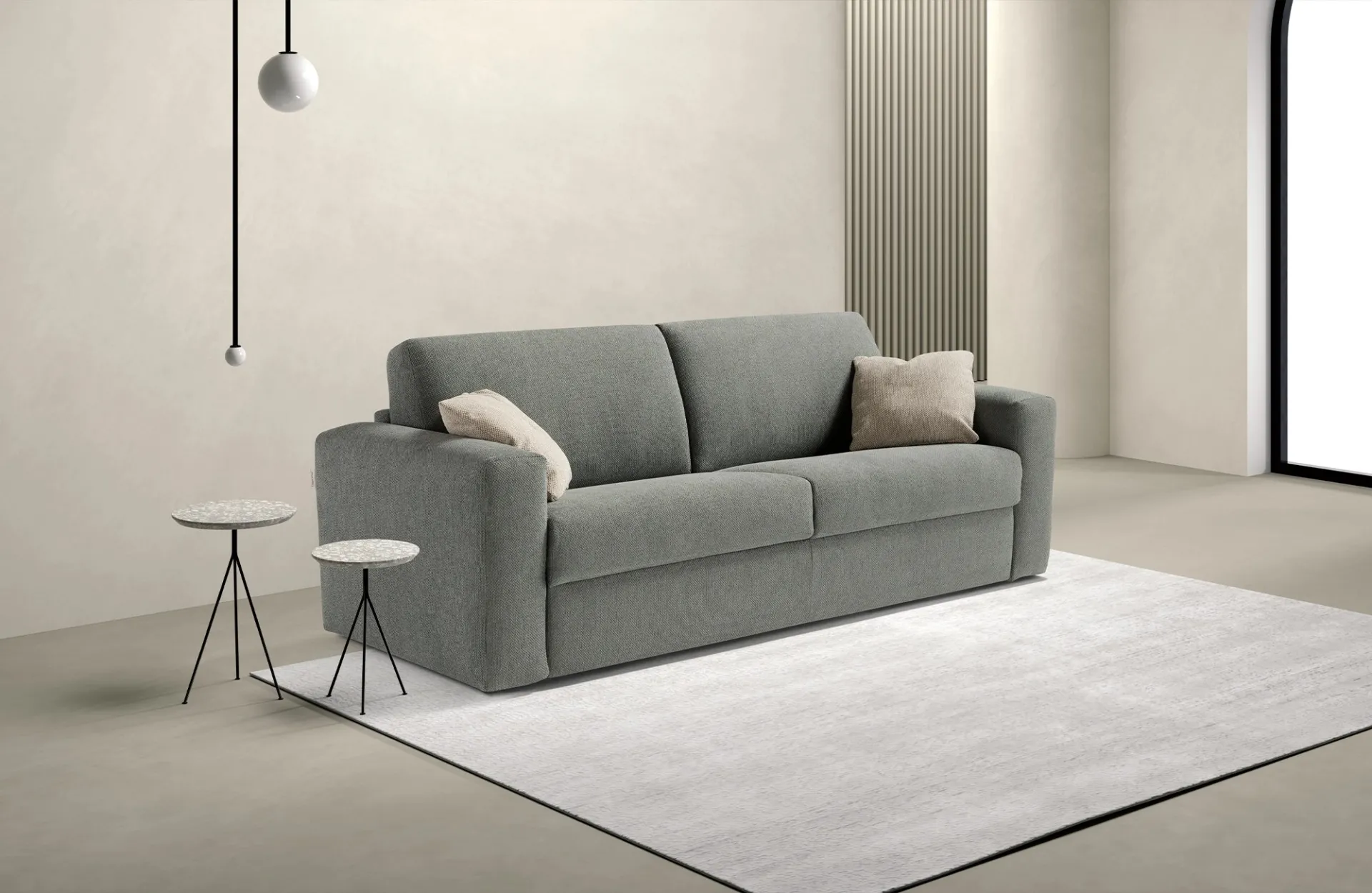 Divano letto elettrico Square Dienne grigio salvia con cuscini crema e tavolini bianchi