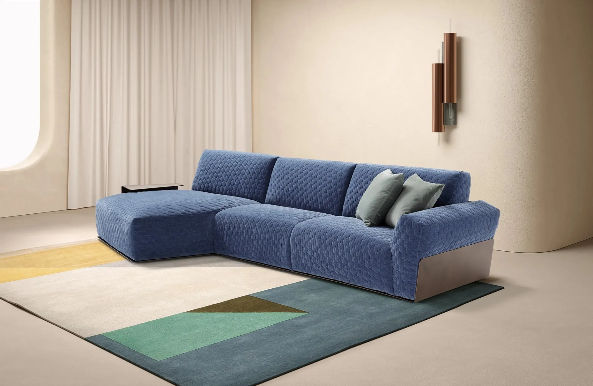 Divano letto Bubble Dienne blu trapuntato con chaise longue e base in legno su un tappeto colorato