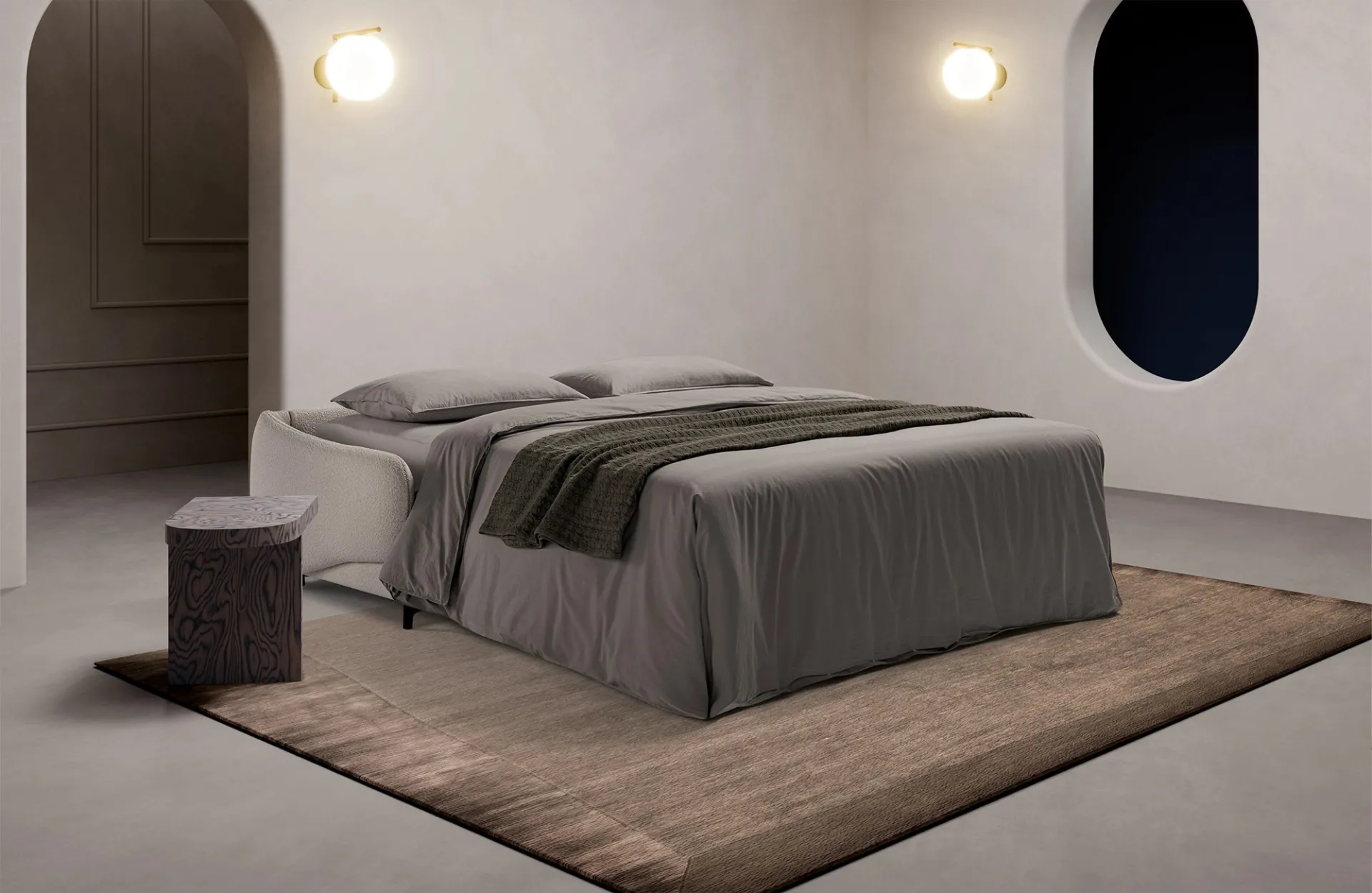 Divano letto Tea Dienne aperto con lenzuola grigie e coperta scura