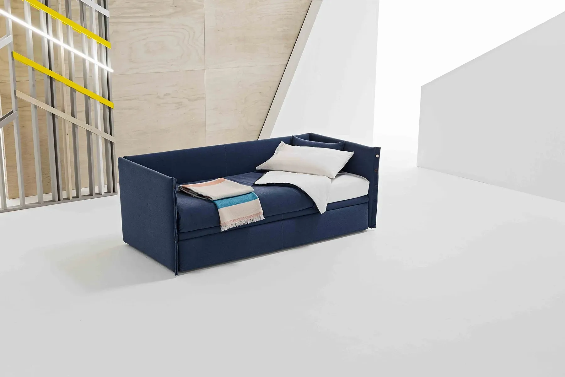 Divano letto Iceberg Dienne senza cuscini, con il letto superiore rifatto