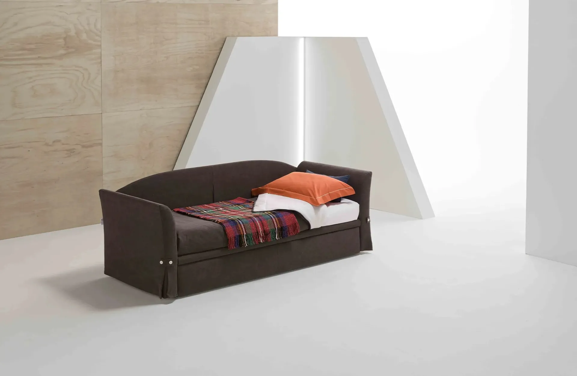 Divano letto Carol Dienne testa di moro con cuscino arancio e plaid scozzese