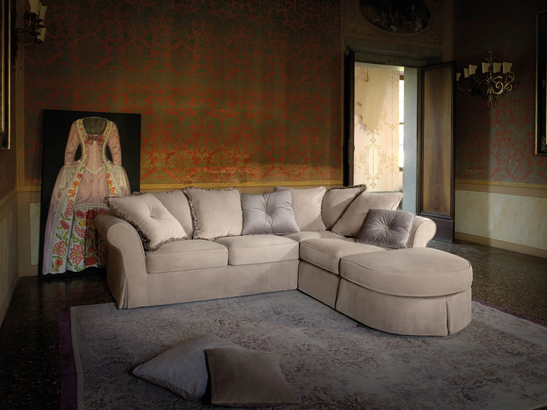 Divano classico Elite Samoa color crema in composizione angolare con terminale arrotondato