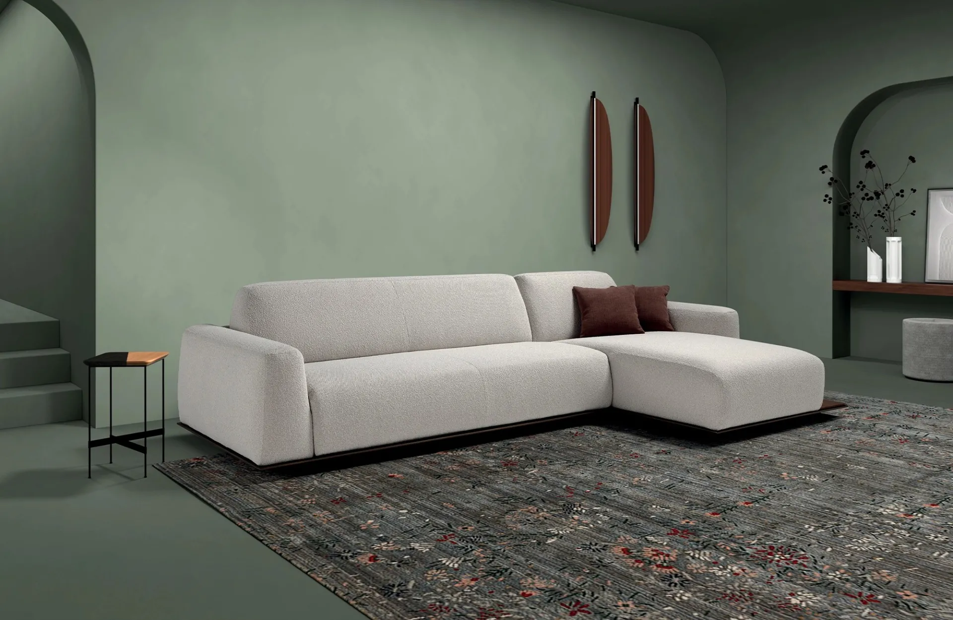 Divano letto Fox Dienne bianco con chaise longue su tappeto, in un soggiorno dalle pareti verde salvia