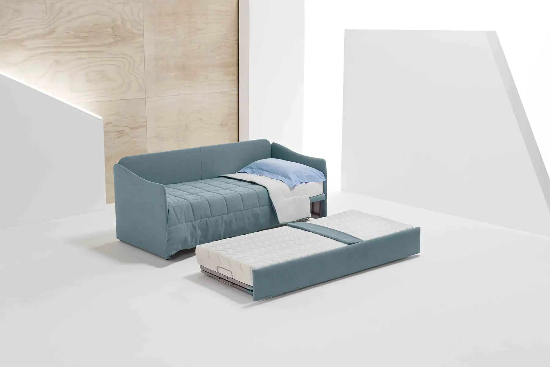 Divano letto Flo Dienne con il materasso inferiore estratto da sotto la seduta