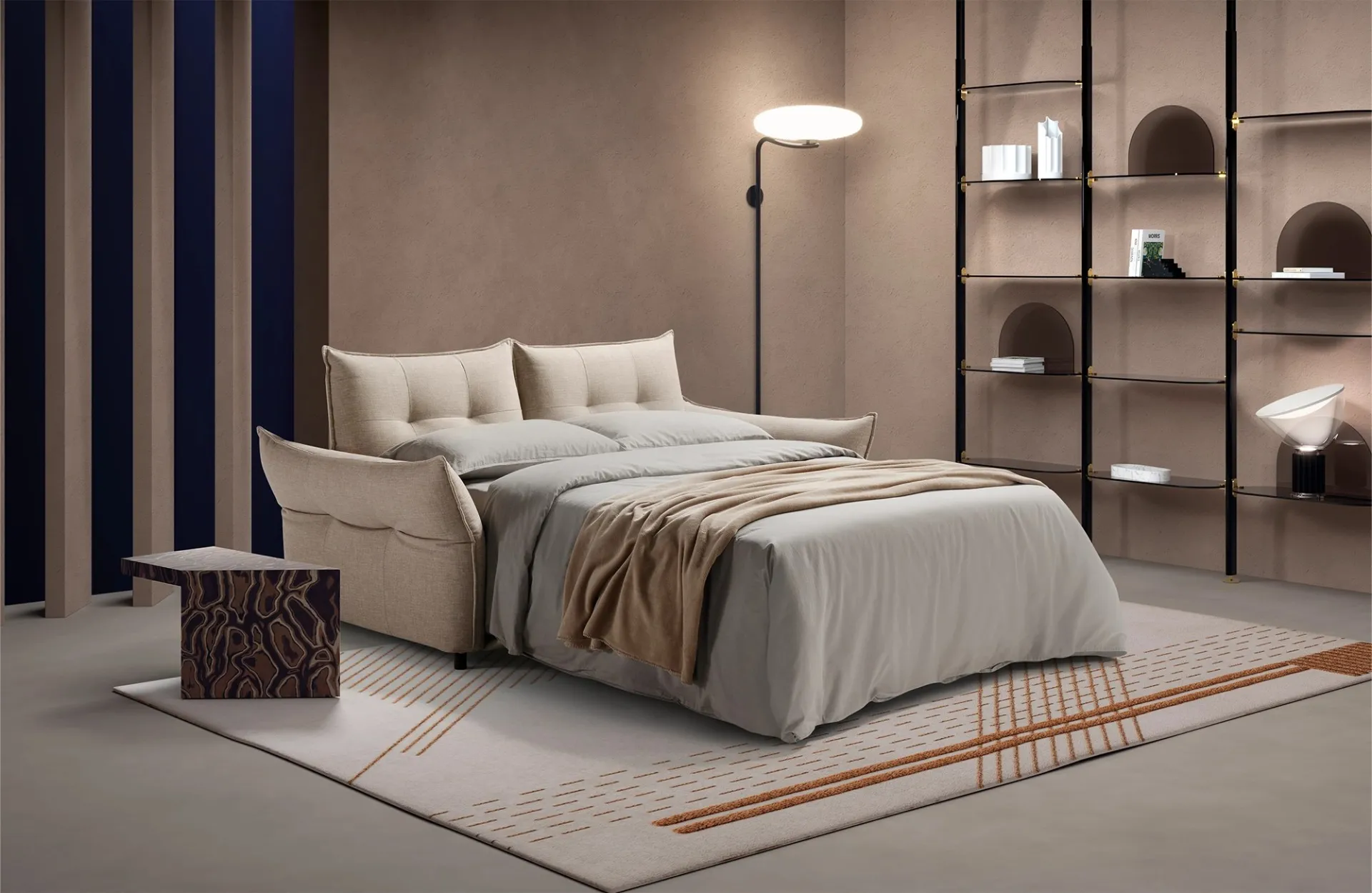 Divano letto Bill Dienne aperto con lenzuola grigie e plaid color sabbia