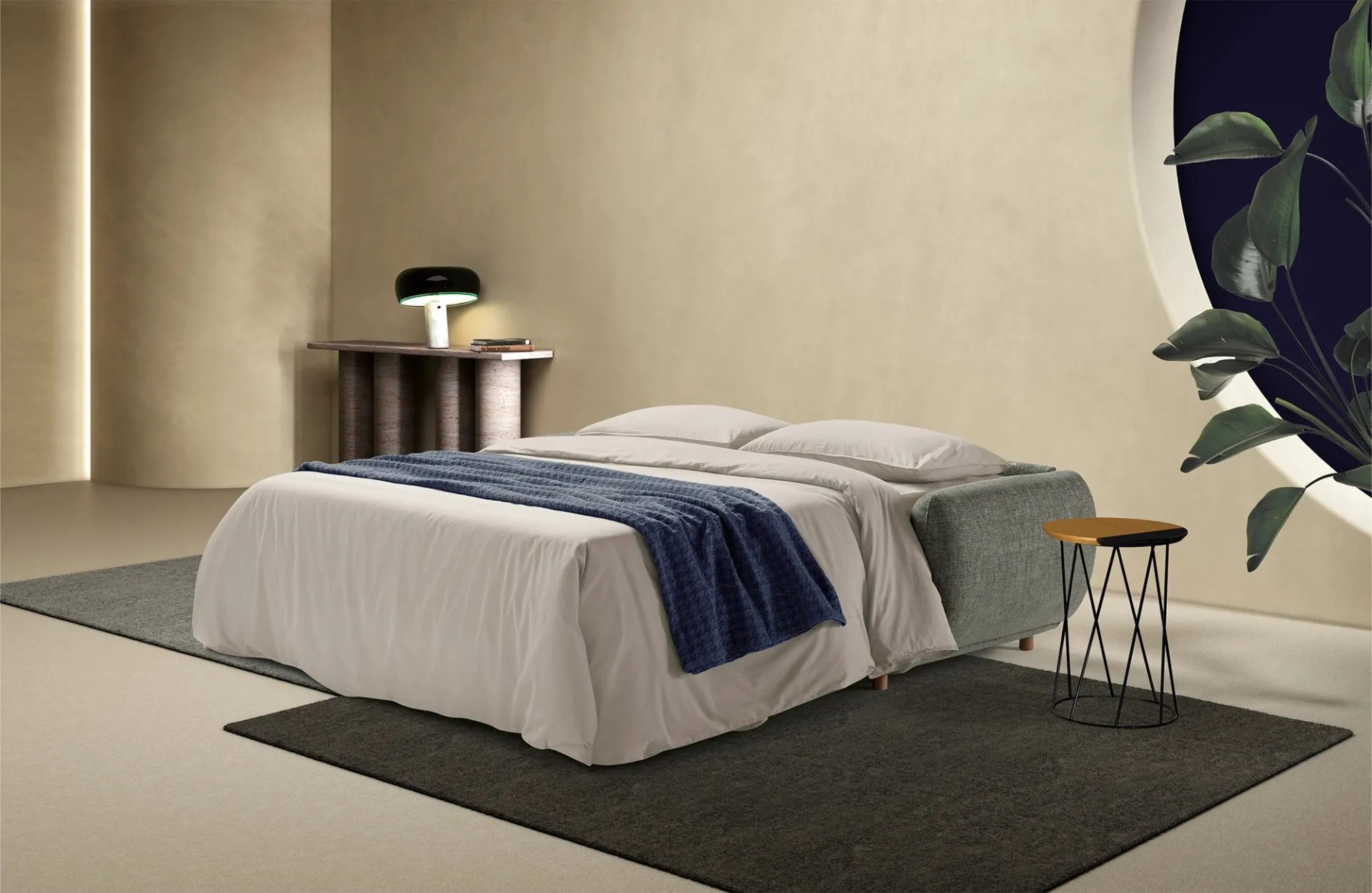 Divano letto Plum Dienne aperto con lenzuola panna e plaid blu
