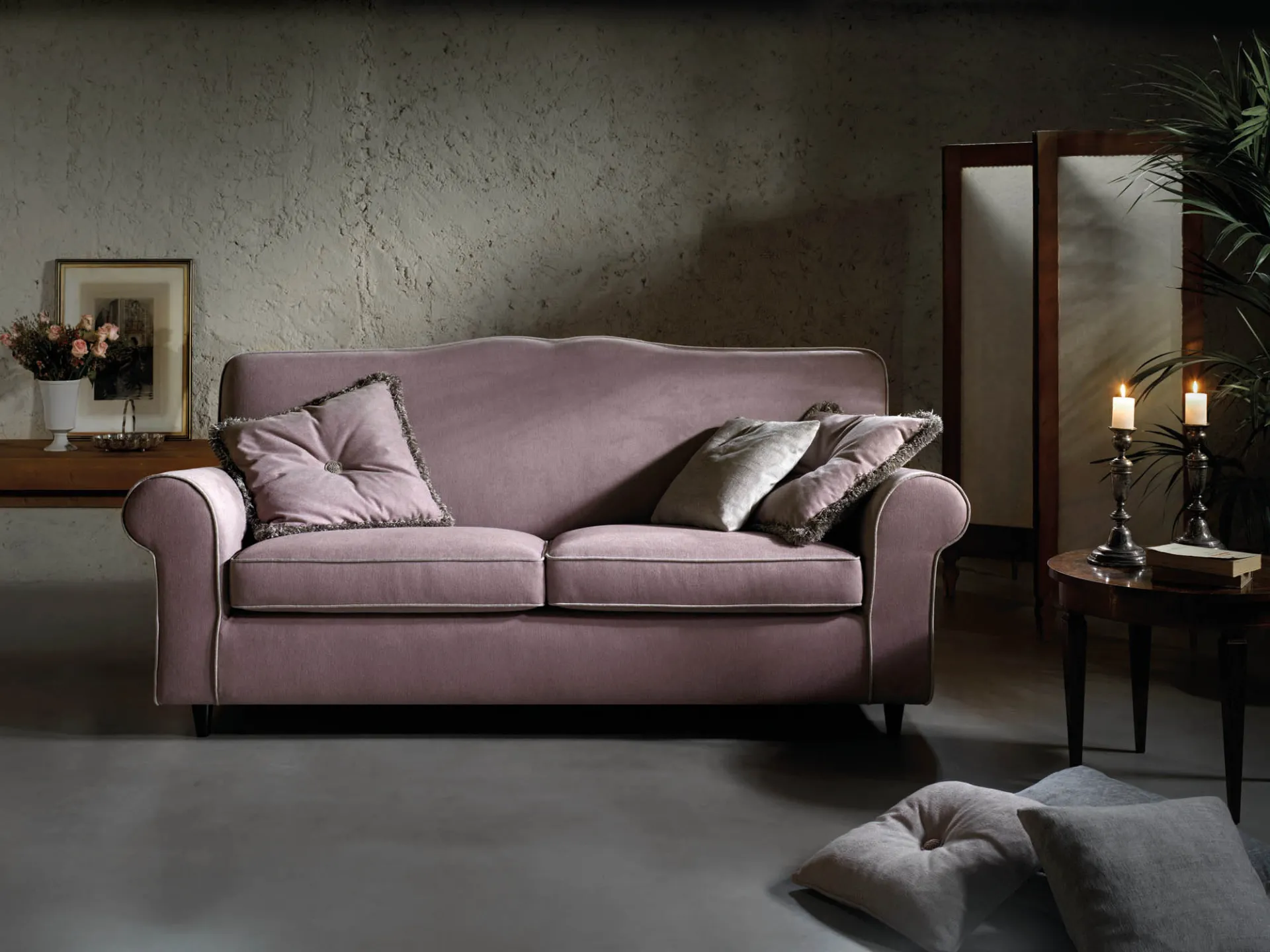 Divano classico Medea Samoa color malva con schienale sagomato
