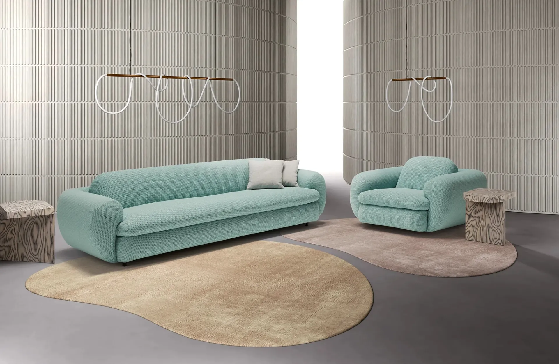 Divano letto Curvi Dienne verde acqua con la poltrona girevole abbinata, su un tappeto dalla forma organica