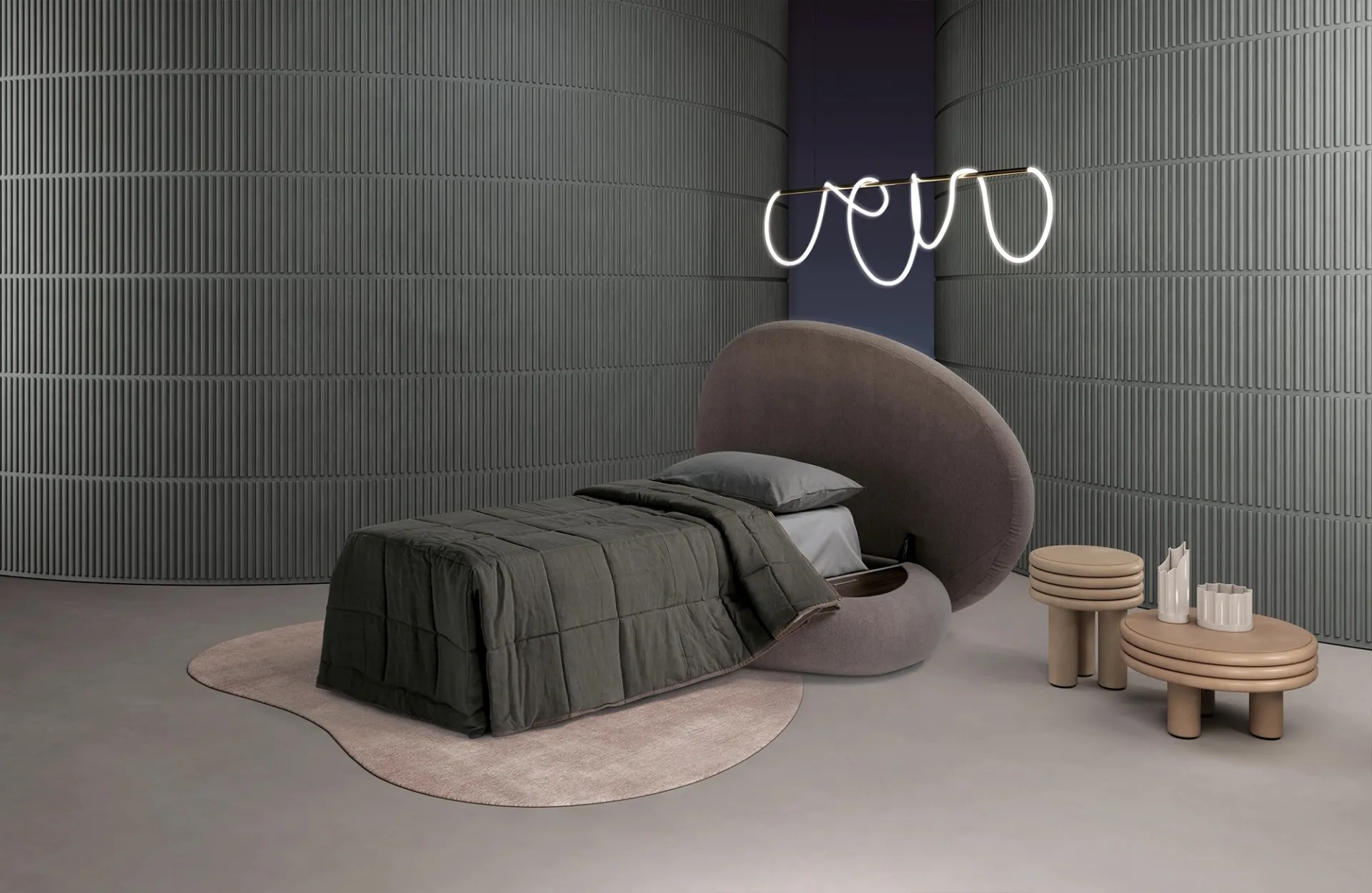 Pouf letto Petra Dienne aperto come letto singolo con trapunta verde scuro