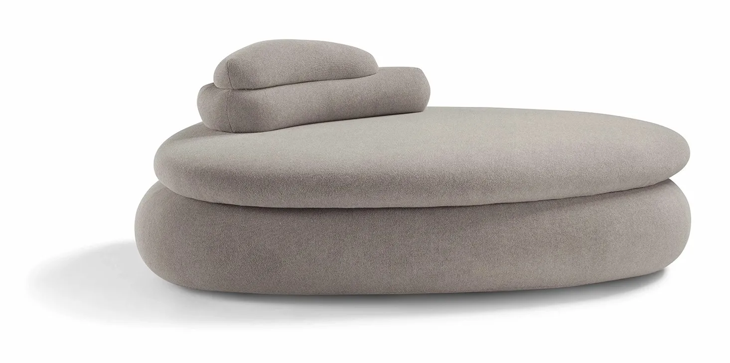 Pouf Petra Dienne di profilo, con la base ovale a due strati