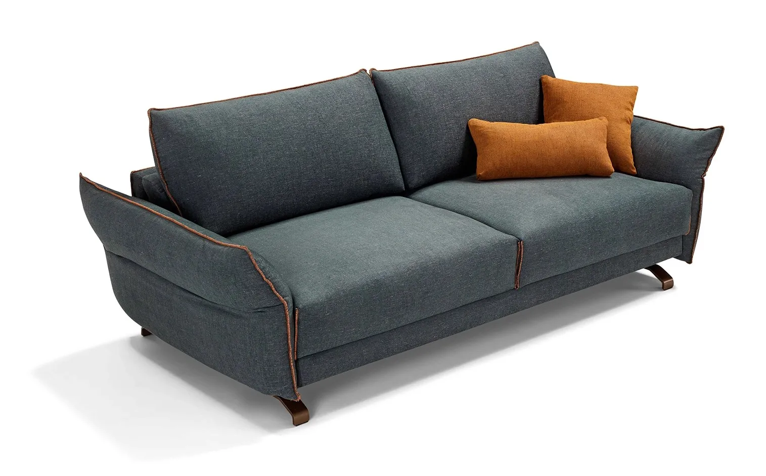 Divano letto Alpi Dienne di tre quarti con il bordino color cuoio sui braccioli