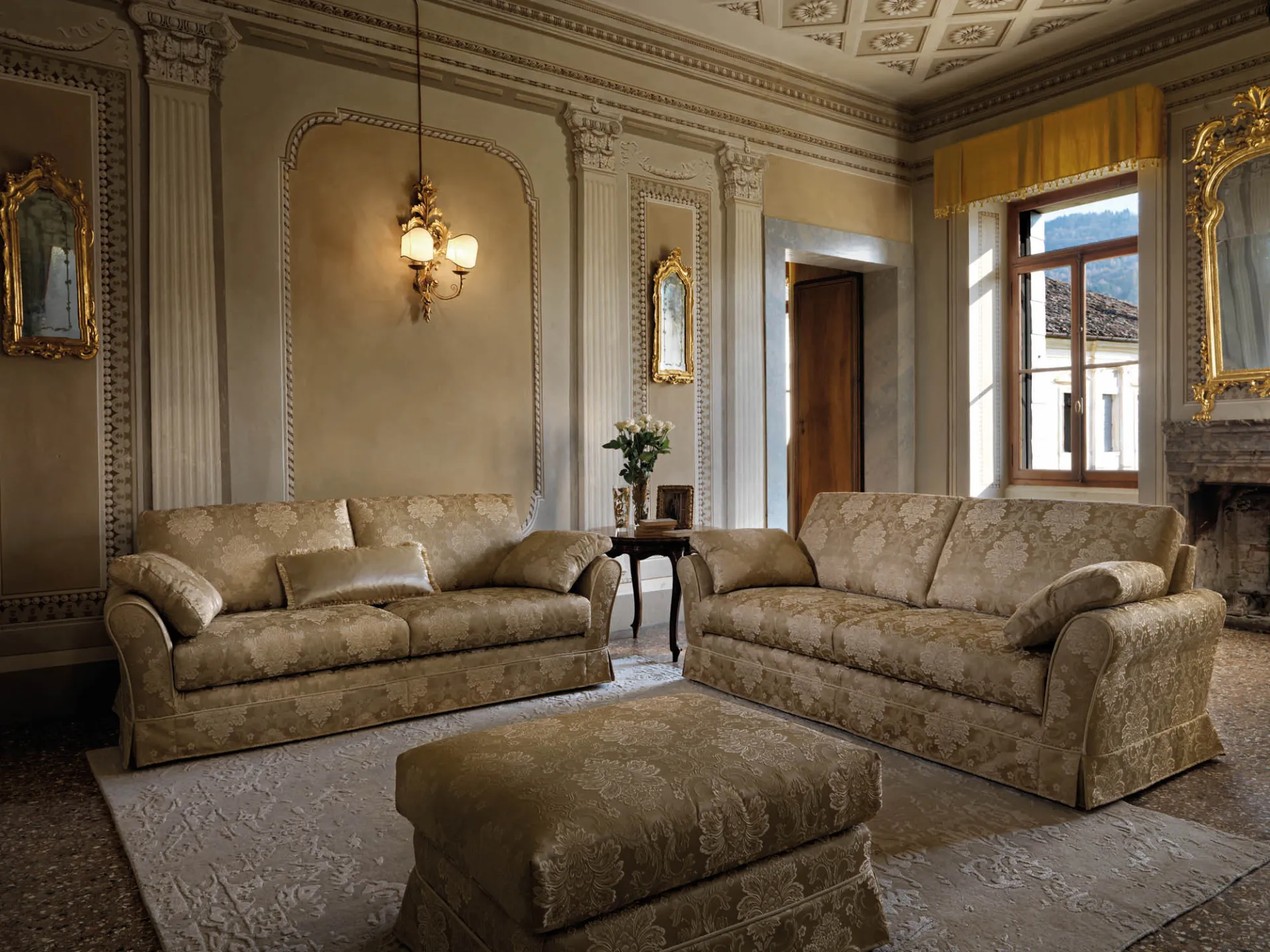 Due divani classici Diva Samoa in tessuto damascato dorato con pouf coordinato