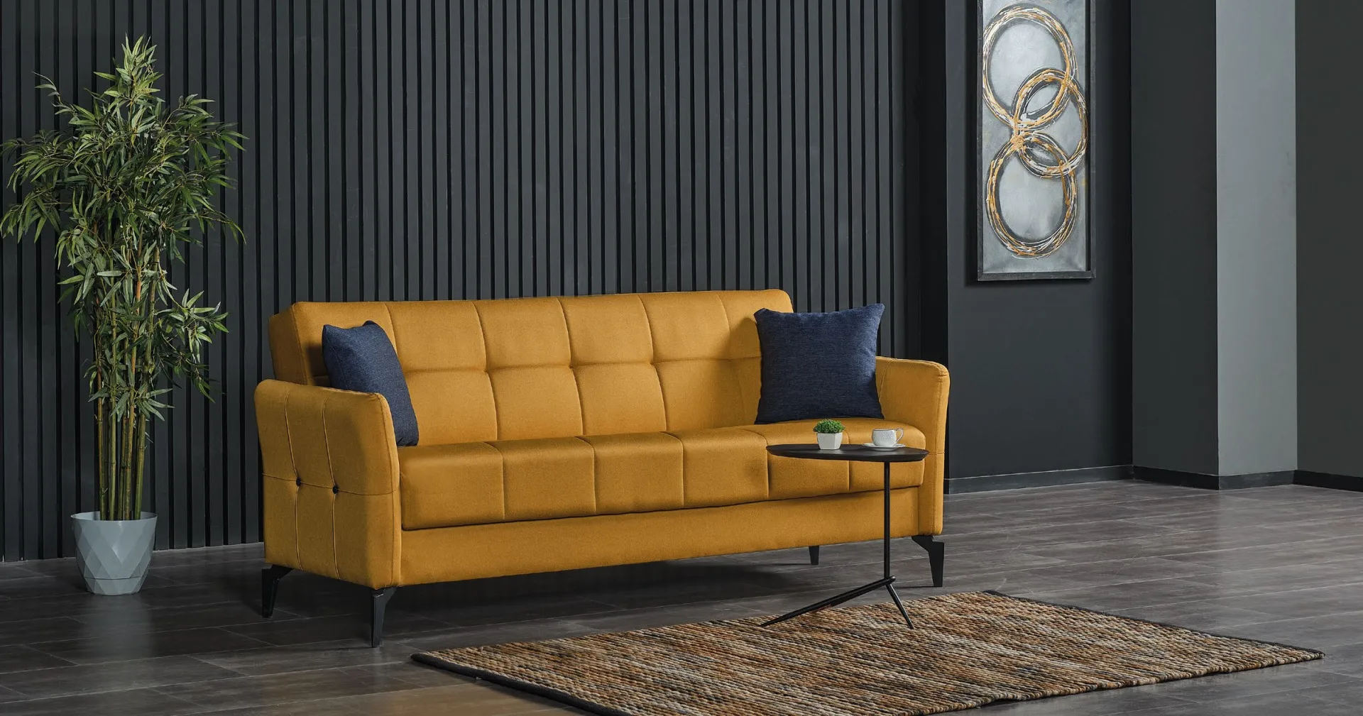 Divano tre posti Urban Style Imba giallo senape capitonné su parete nera