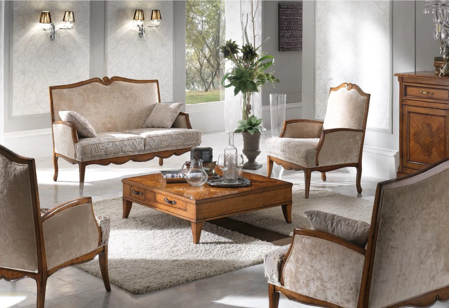Divanetto intagliato Trend Style Imba in noce e tessuto beige con tavolino in legno