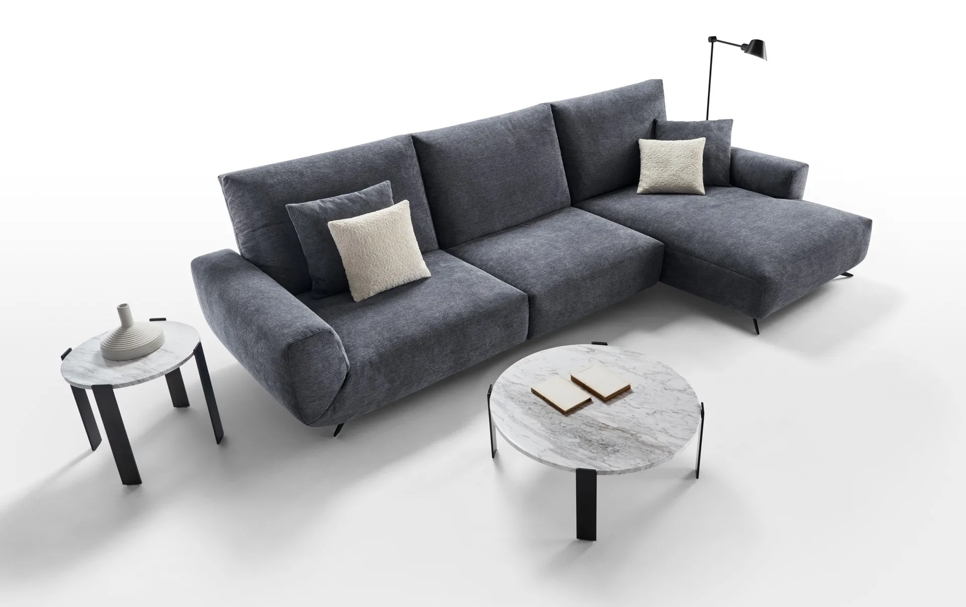 Divano Metropolitan Rosini con chaise longue blu, tavolini rotondi e lampada da terra