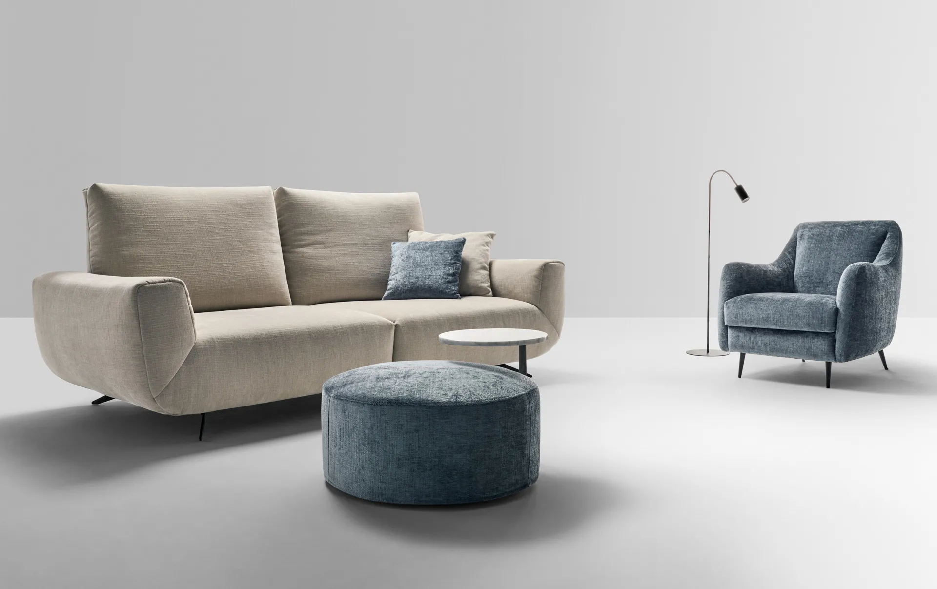 Divano Metropolitan Rosini beige con pouf rotondo e poltrona azzurra