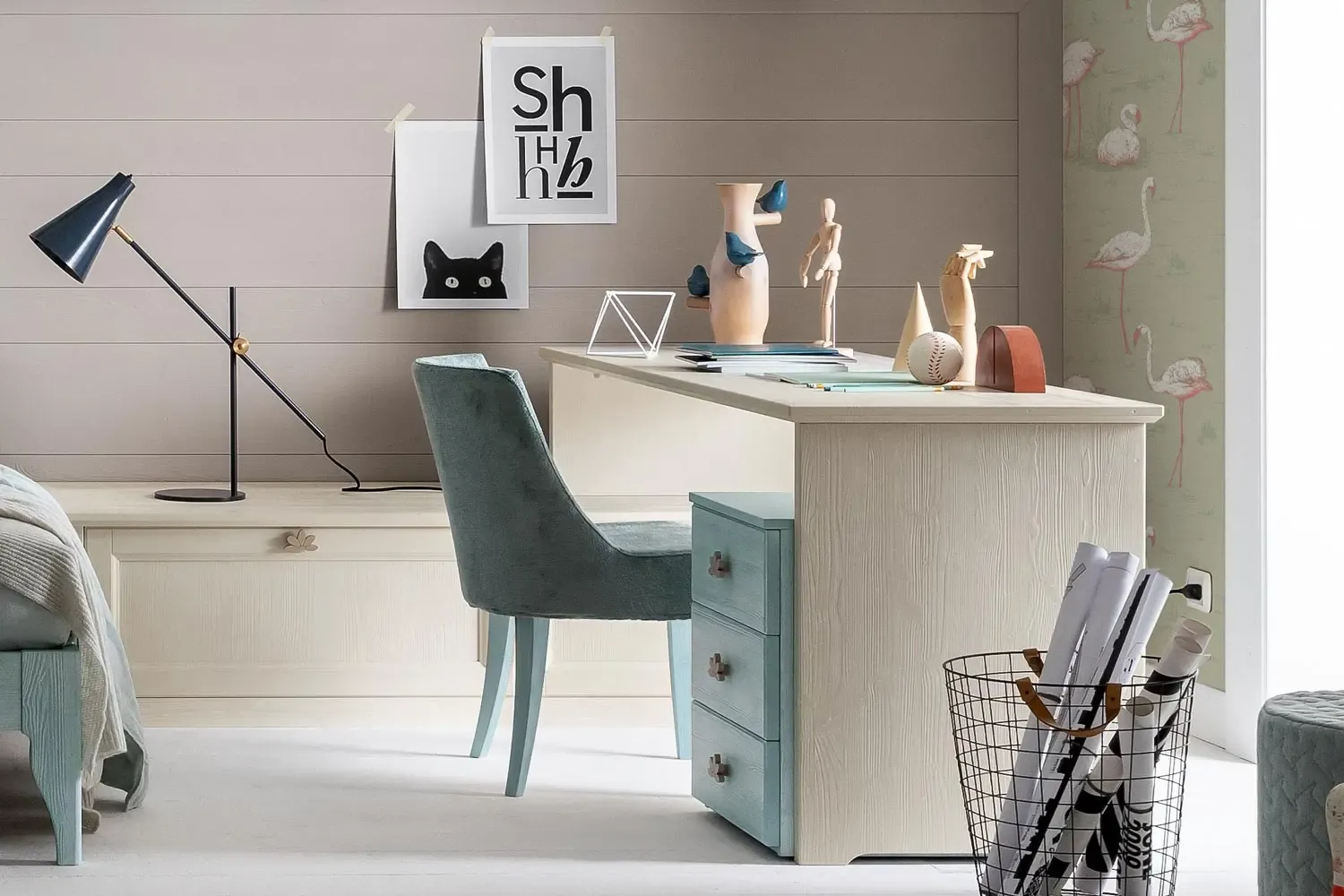 Scrittoio Everyday appoggiato alla base-comodino con cassettiera azzurra, cameretta Stella Callesella