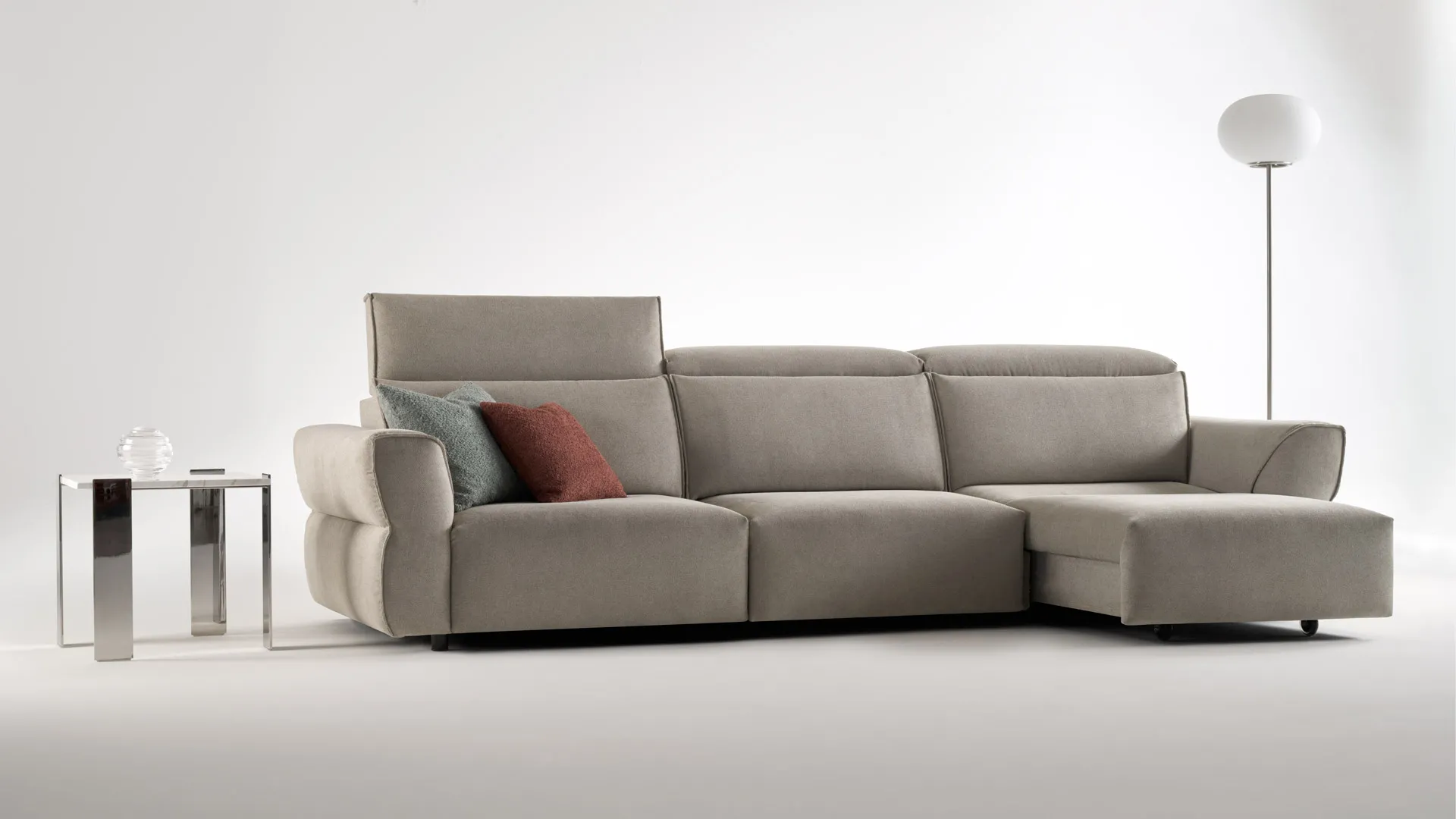 Divano Dublino Rosini con chaise longue tortora e cuscini arancio