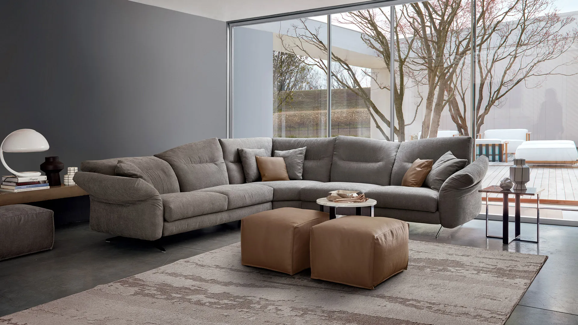 Divano componibile Chelsea Rosini ad angolo grigio con pouf in cuoio