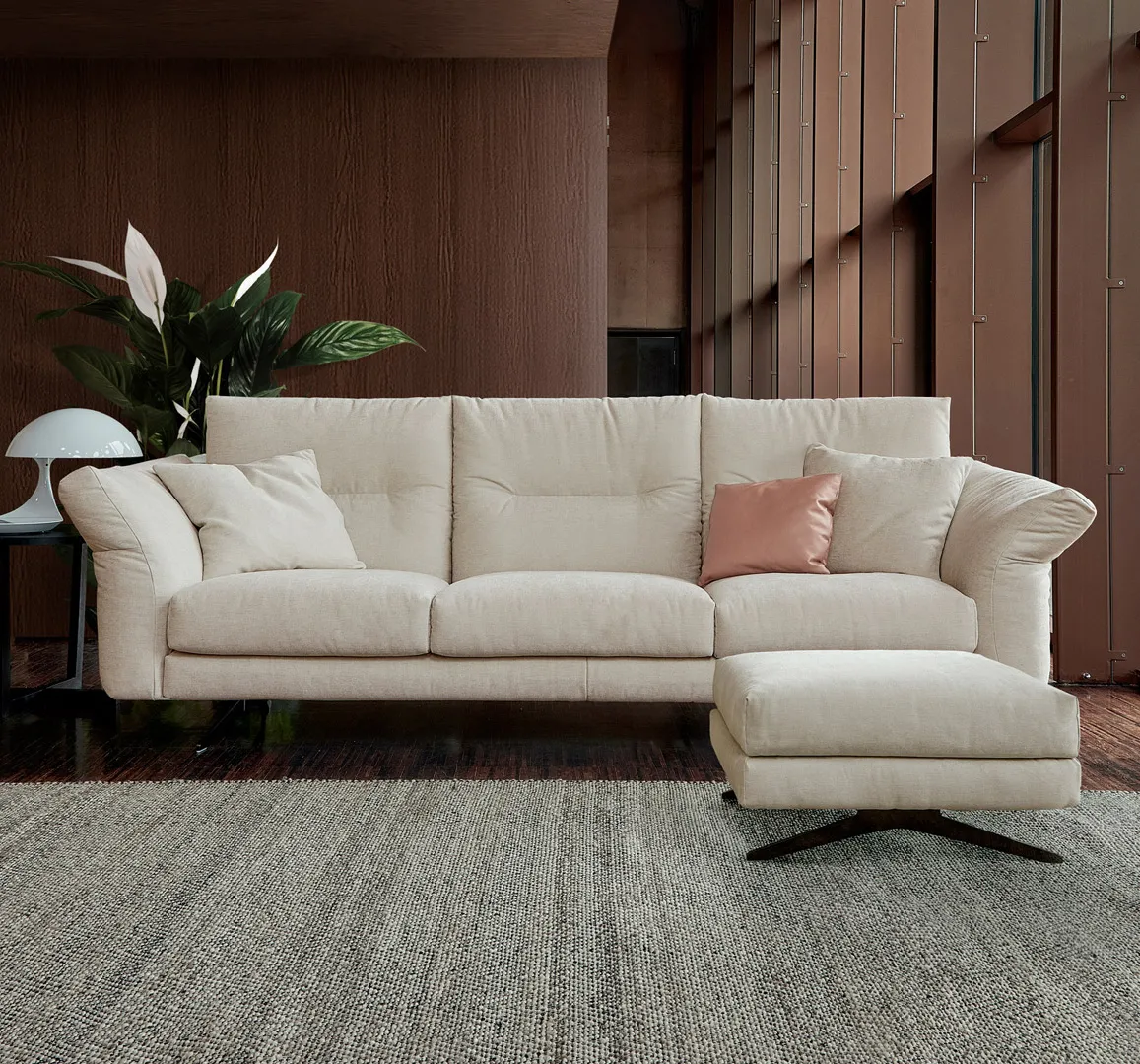 Divano Chelsea Rosini bianco con pouf e cuscini rosa