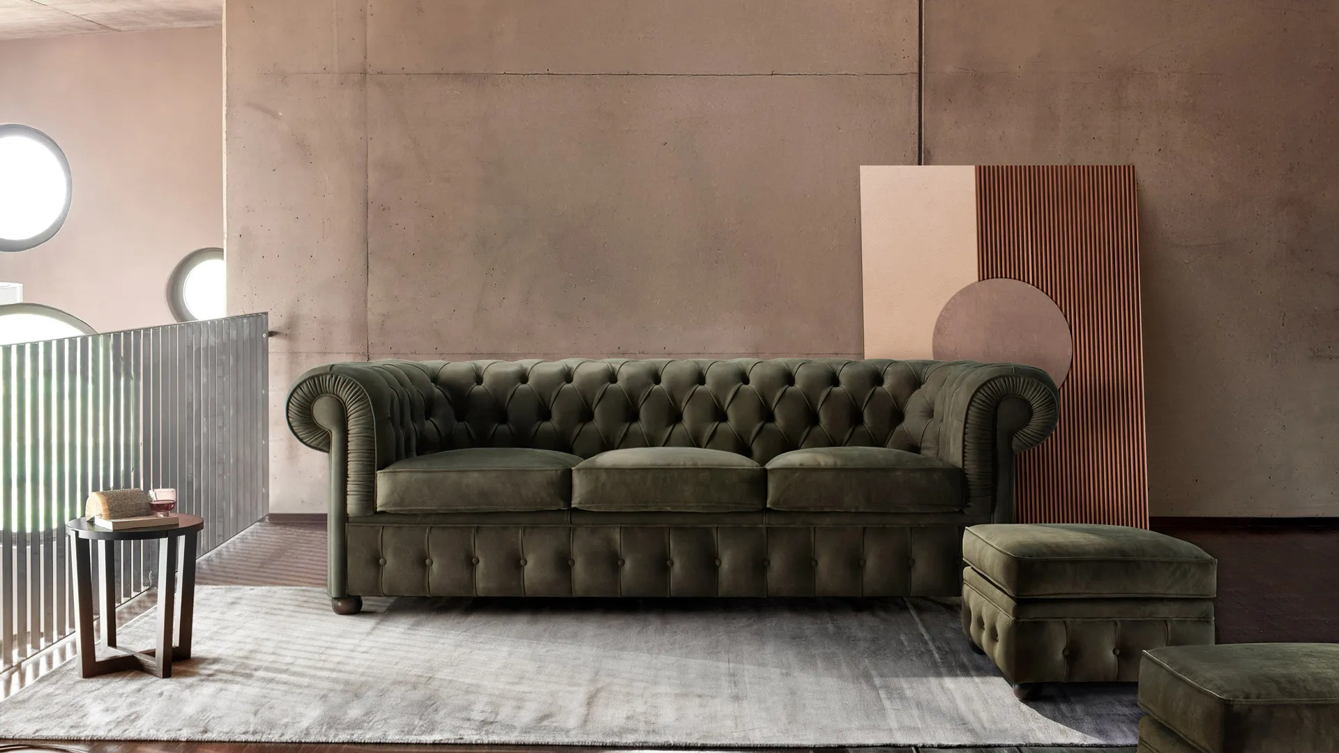 Divano capitonné Chester Rosini verde scuro con pouf in un soppalco