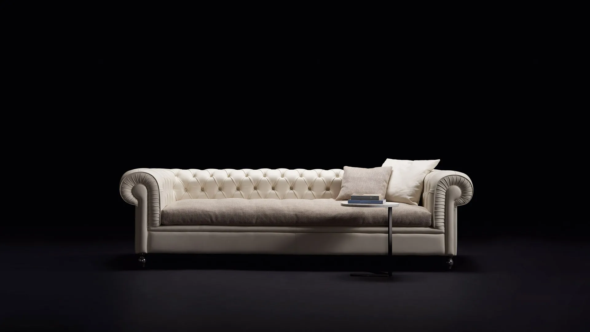 Divano capitonné Nottingham Rosini beige su fondo nero