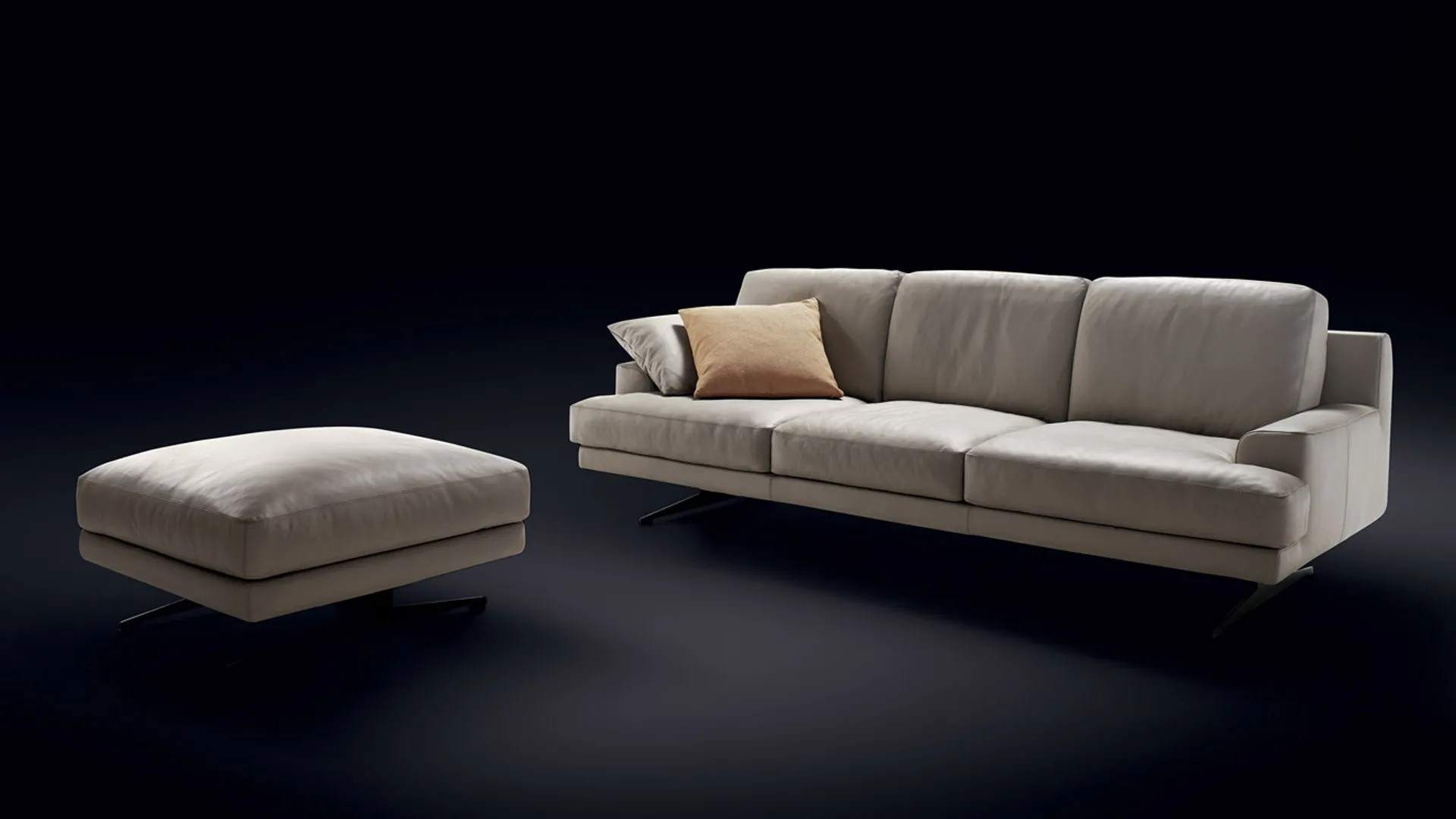 Divano Oxford Top Rosini beige con pouf su fondo scuro