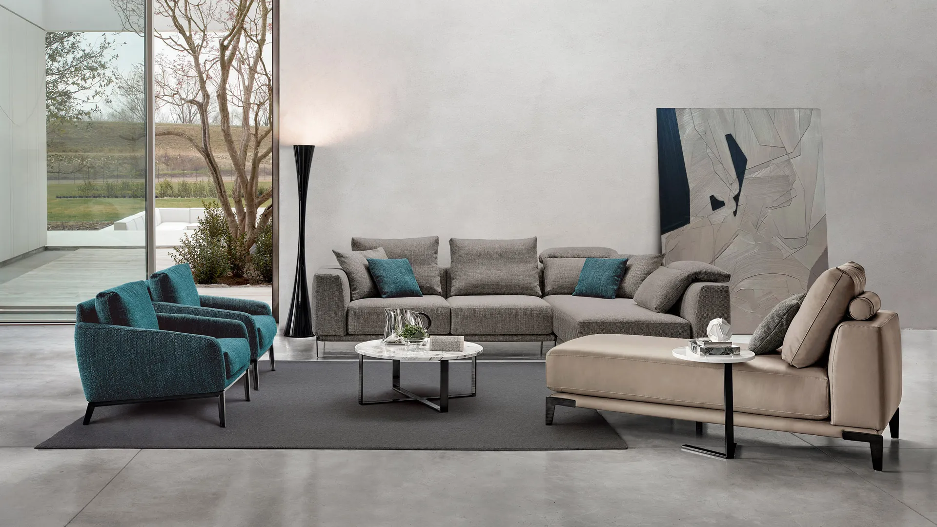 Divano Soho Rosini ad angolo grigio con chaise longue e poltrone blu