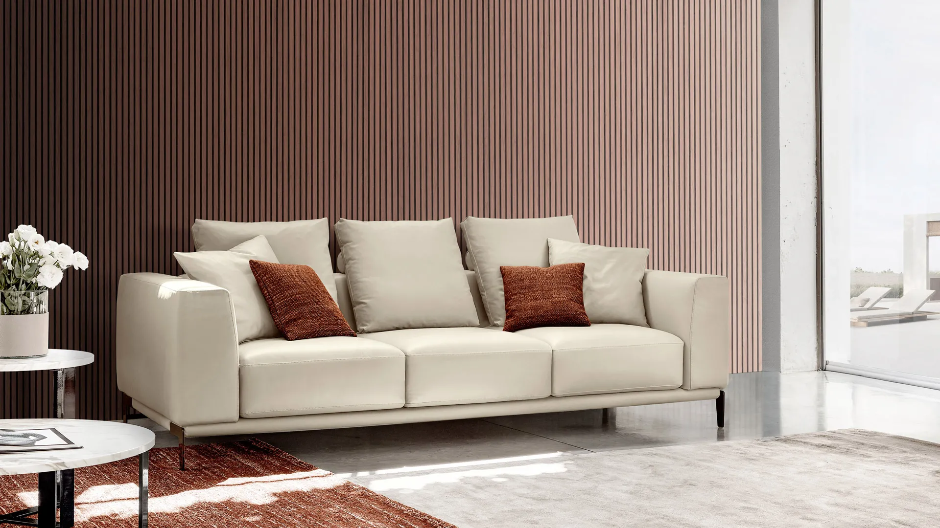 Divano lineare Soho Rosini color crema con cuscini ruggine