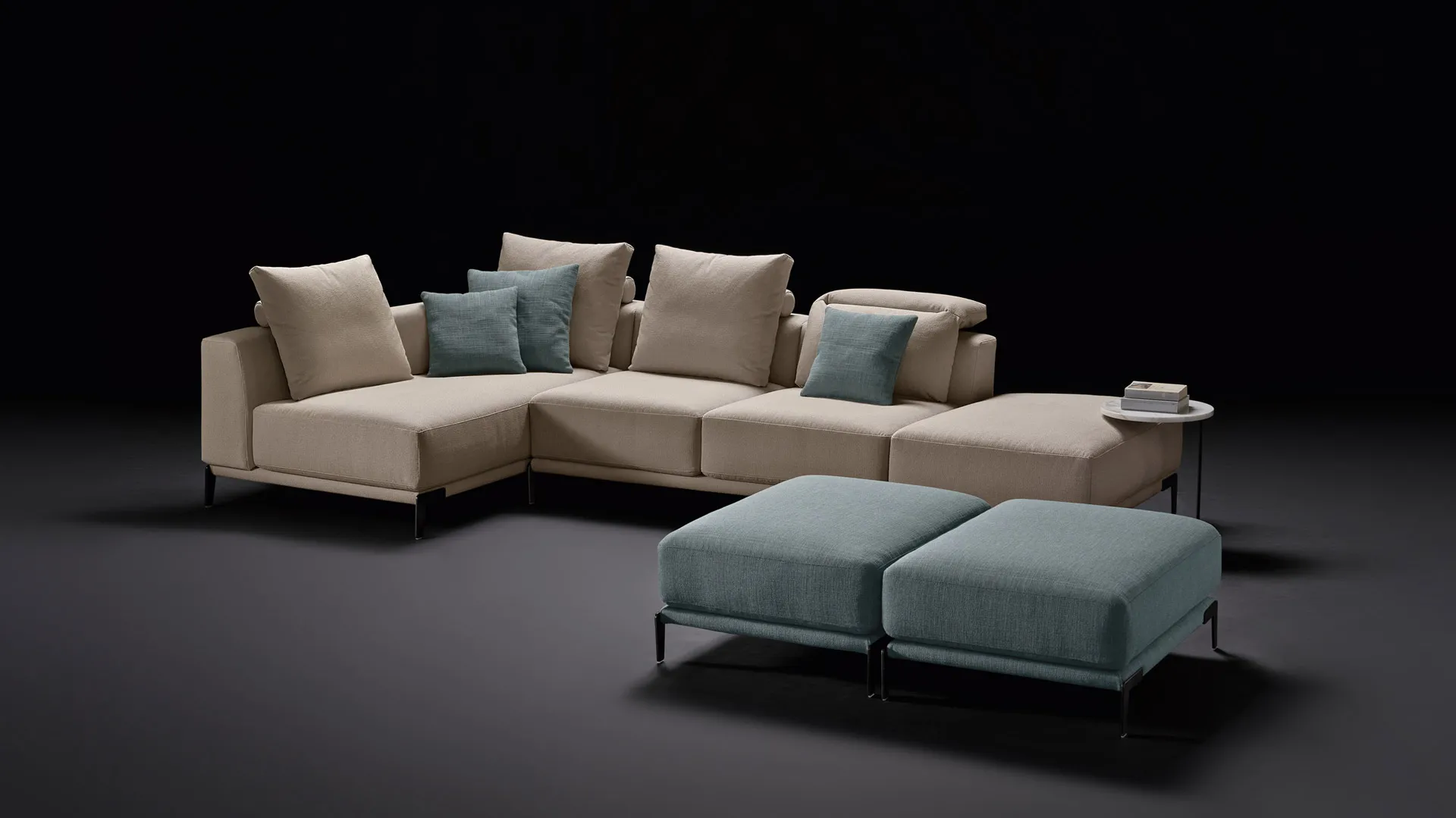Composizione Soho Rosini con due pouf azzurri su fondo scuro