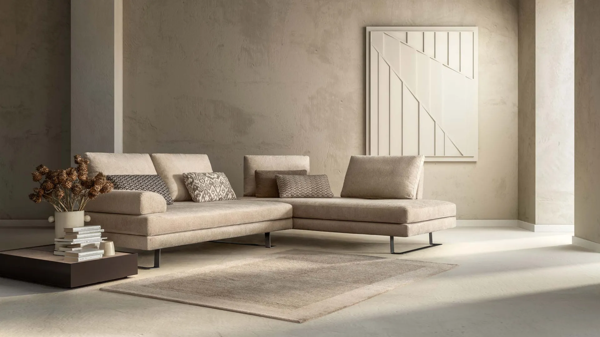 Divano Sound Samoa beige ad angolo con schienali in posizioni diverse e tavolino basso in legno scuro