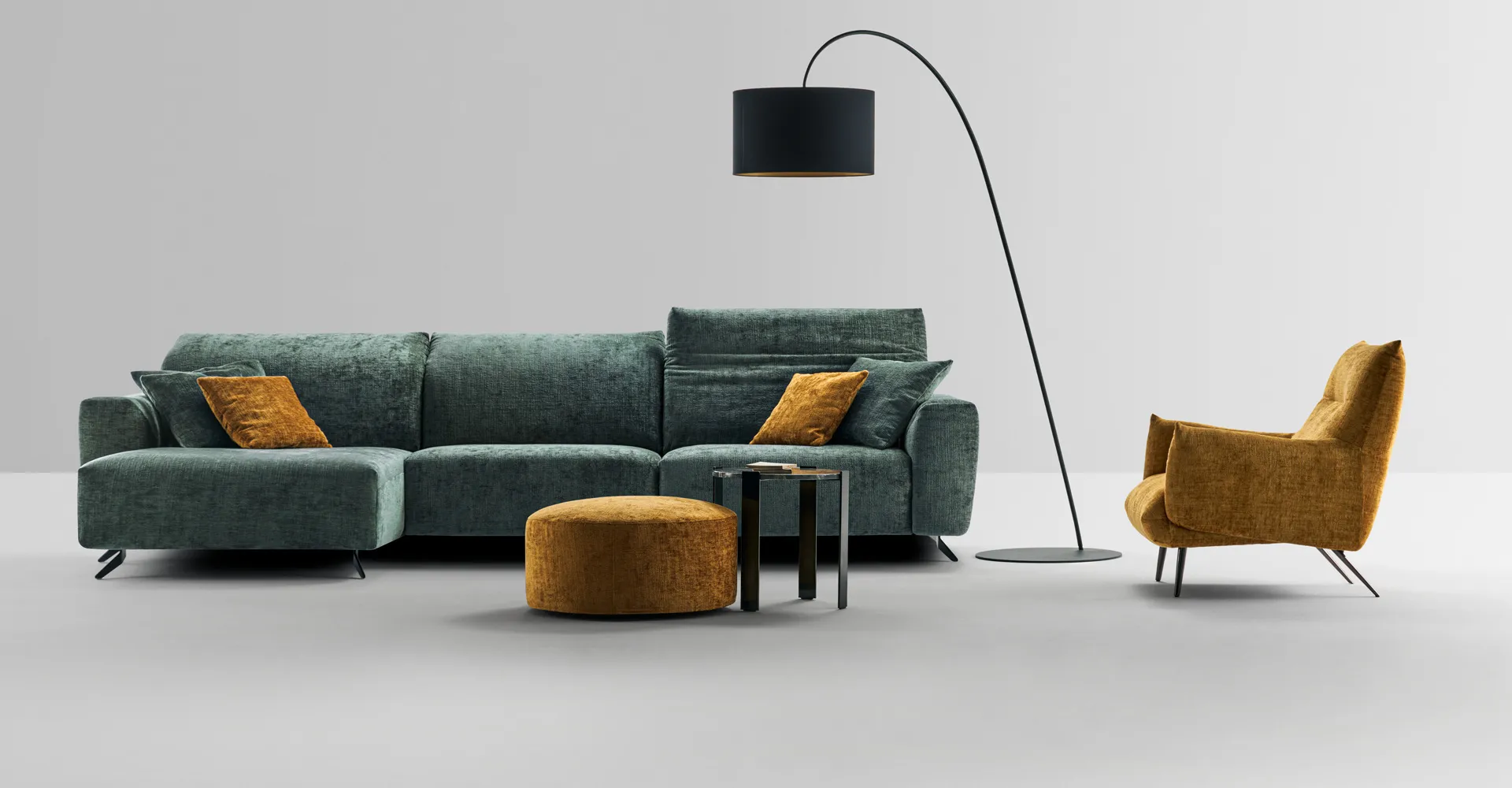 Divano Granada Rosini verde con chaise longue, pouf e poltrona gialla