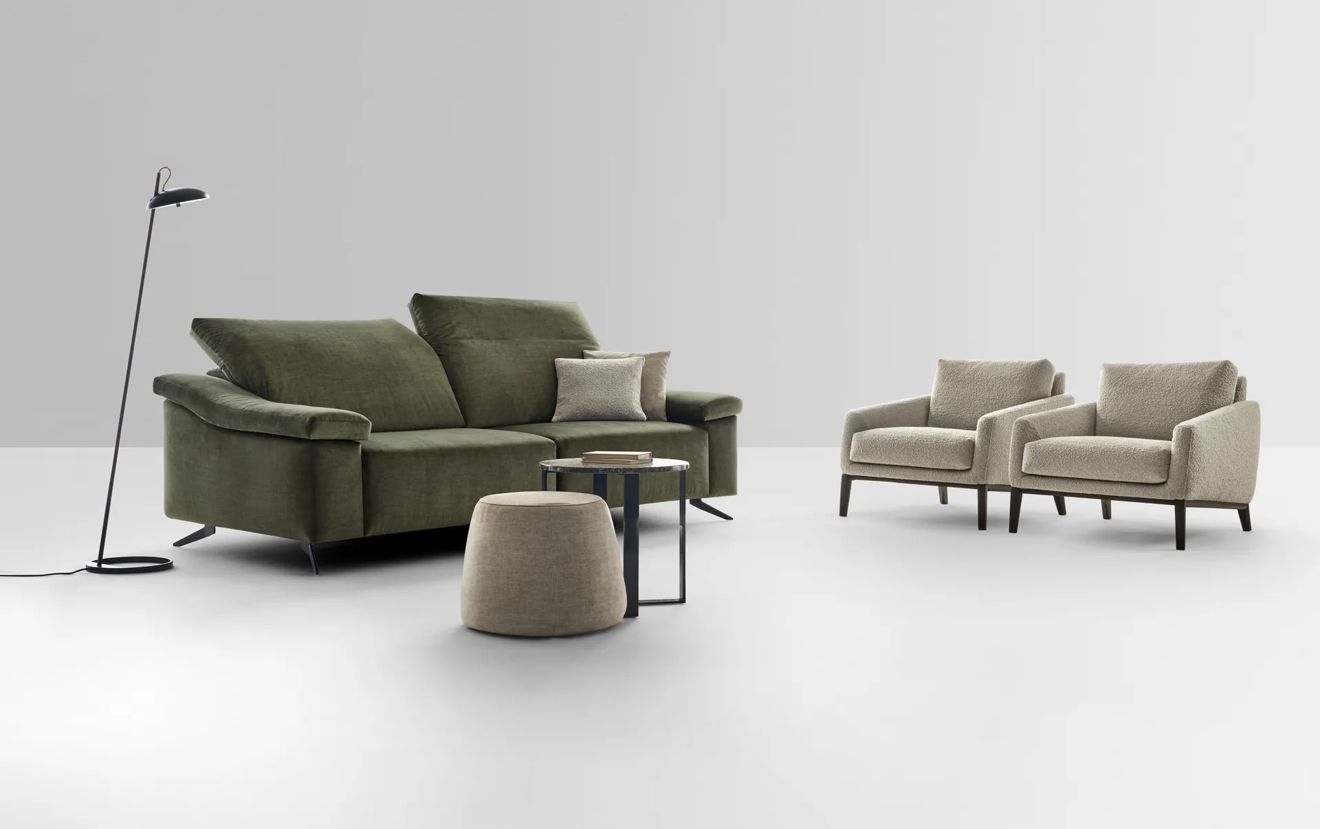 Divano Granada Rosini verde oliva con due poltroncine chiare