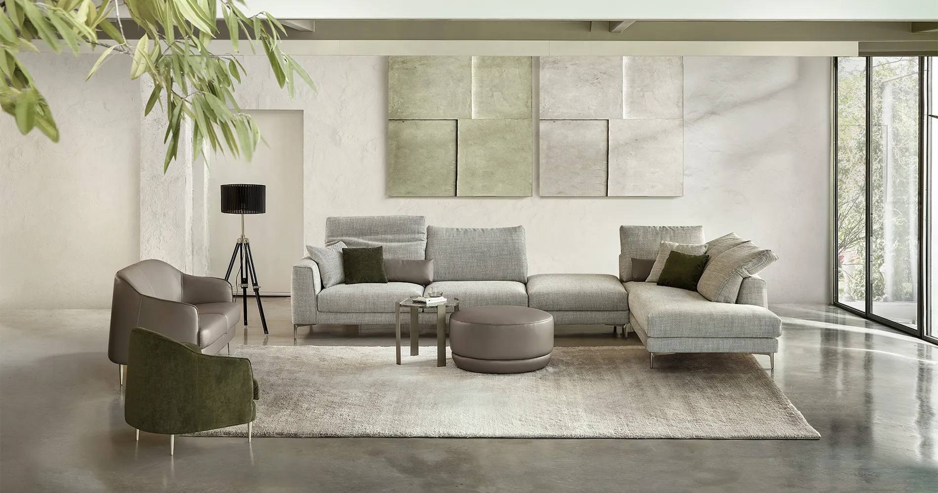 Divano angolare Capri Rosini grigio chiaro con pouf rotondo e due poltroncine