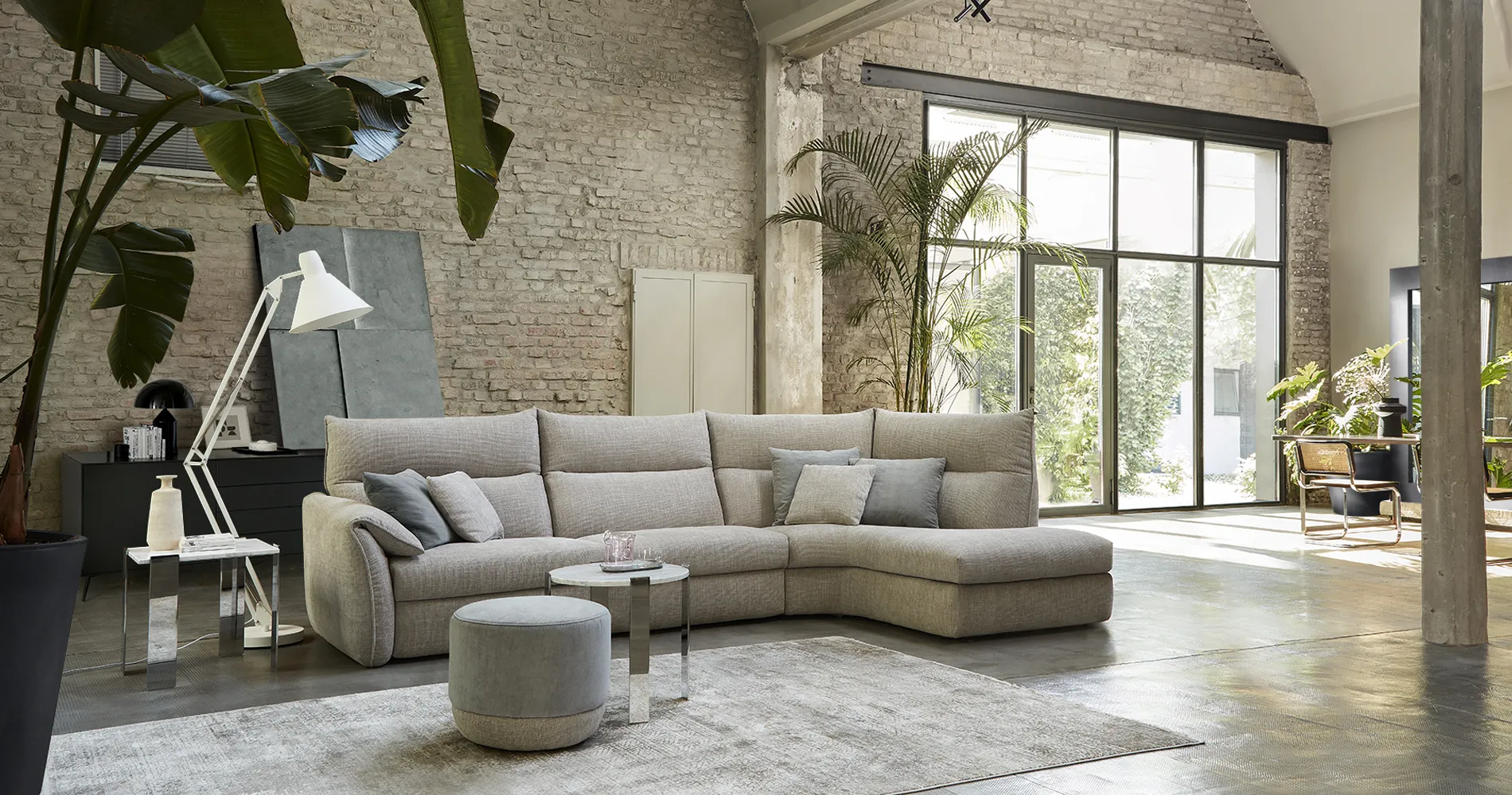Divano Siviglia Rosini grigio chiaro ad angolo curvo con pouf