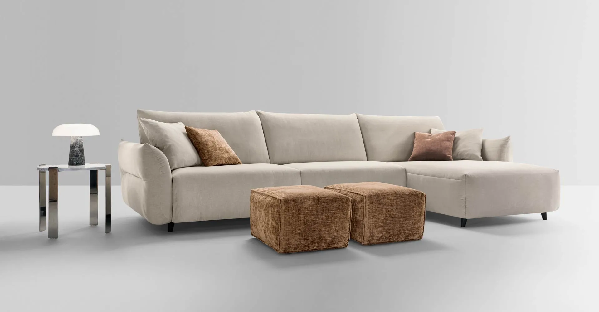 Divano letto Elba Rosini beige con chaise longue e due pouf