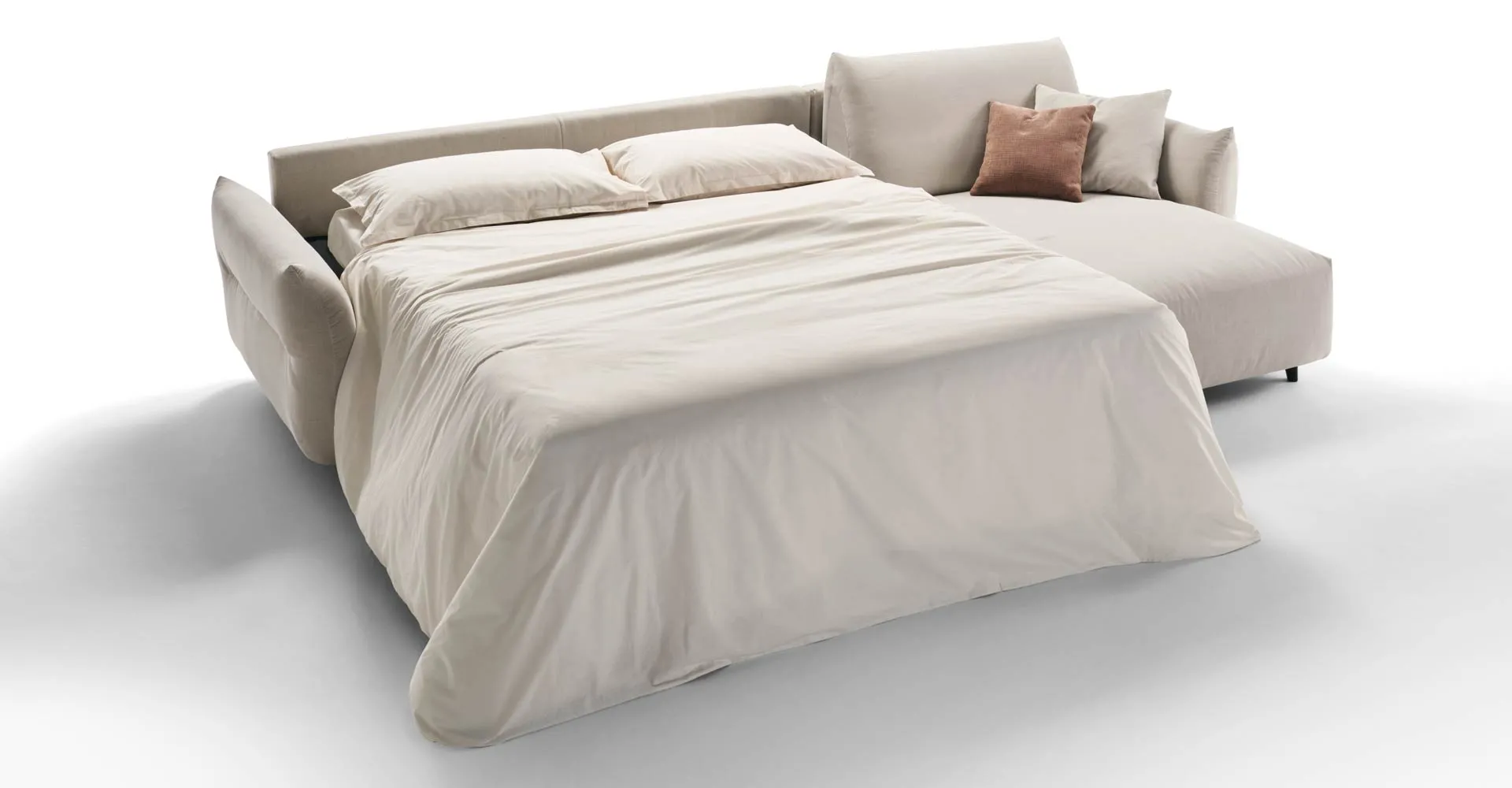 Divano letto Elba Rosini aperto con letto rifatto e chaise longue