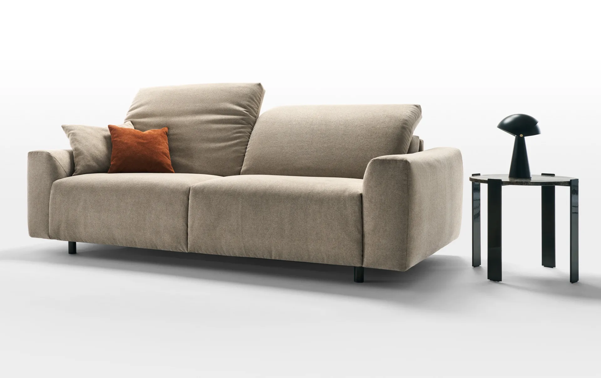 Divano letto Prato Rosini beige con cuscino arancio