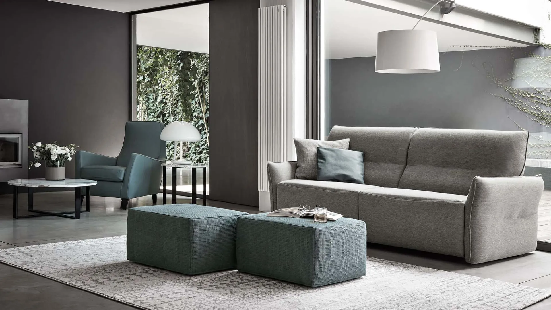 Divano letto Bormio Rosini grigio chiaro con due pouf verdi