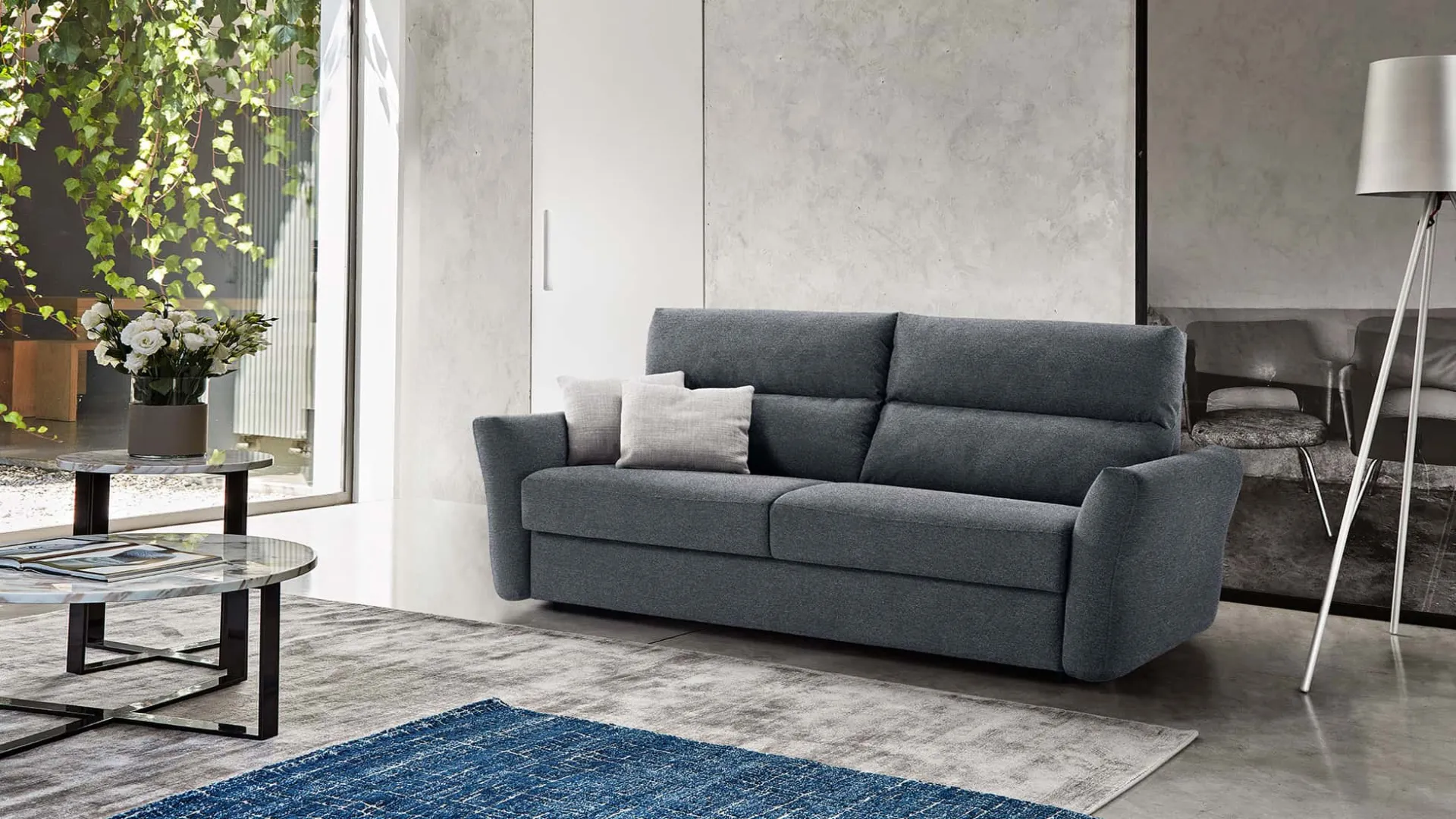 Divano letto Riva Rosini blu grigio con lampada da terra