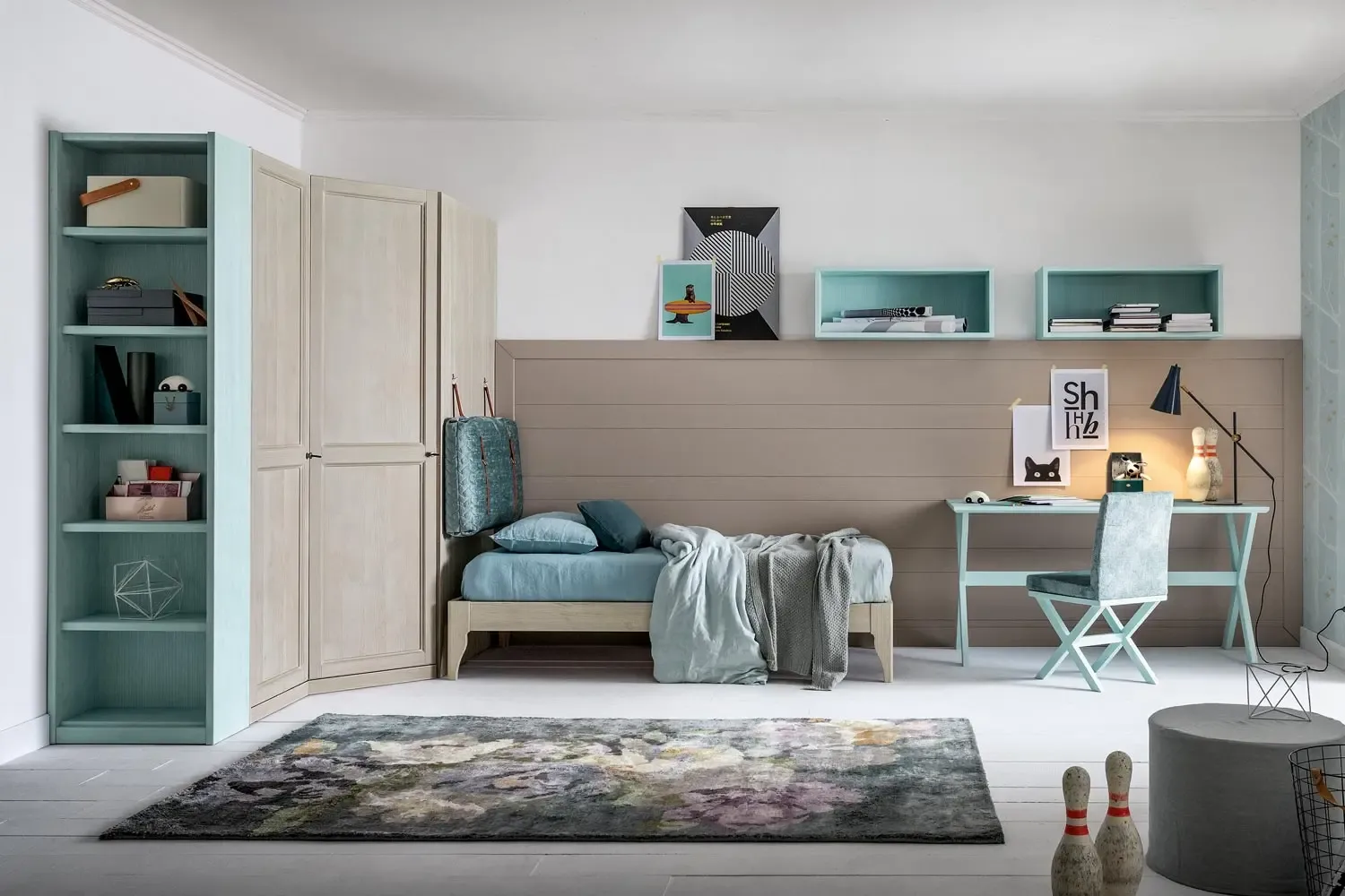 Cameretta Everyday Slim Callesella con boiserie color fango, armadio tortora e pensili anice