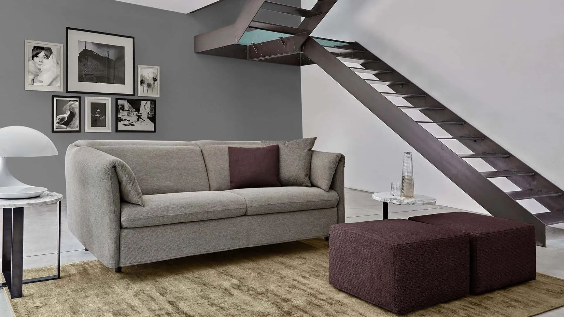 Divano letto Venezia Rosini grigio chiaro con pouf bordeaux