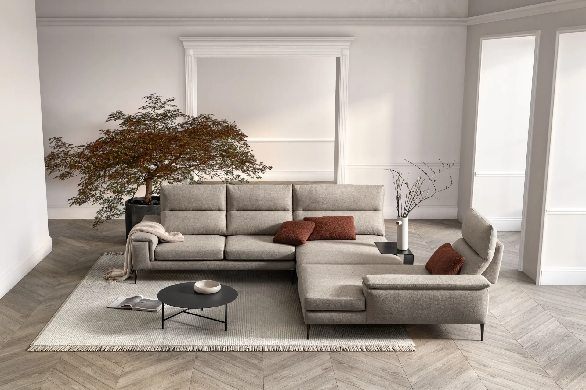 Divano Astor Samoa tortora ad angolo con chaise longue e cuscini color ruggine, su tappeto chiaro