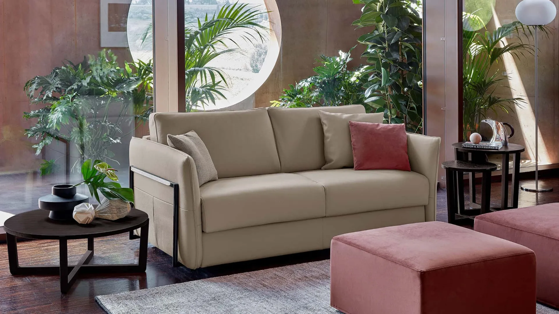 Divano letto Verona Rosini beige con telaio scuro e pouf rosa