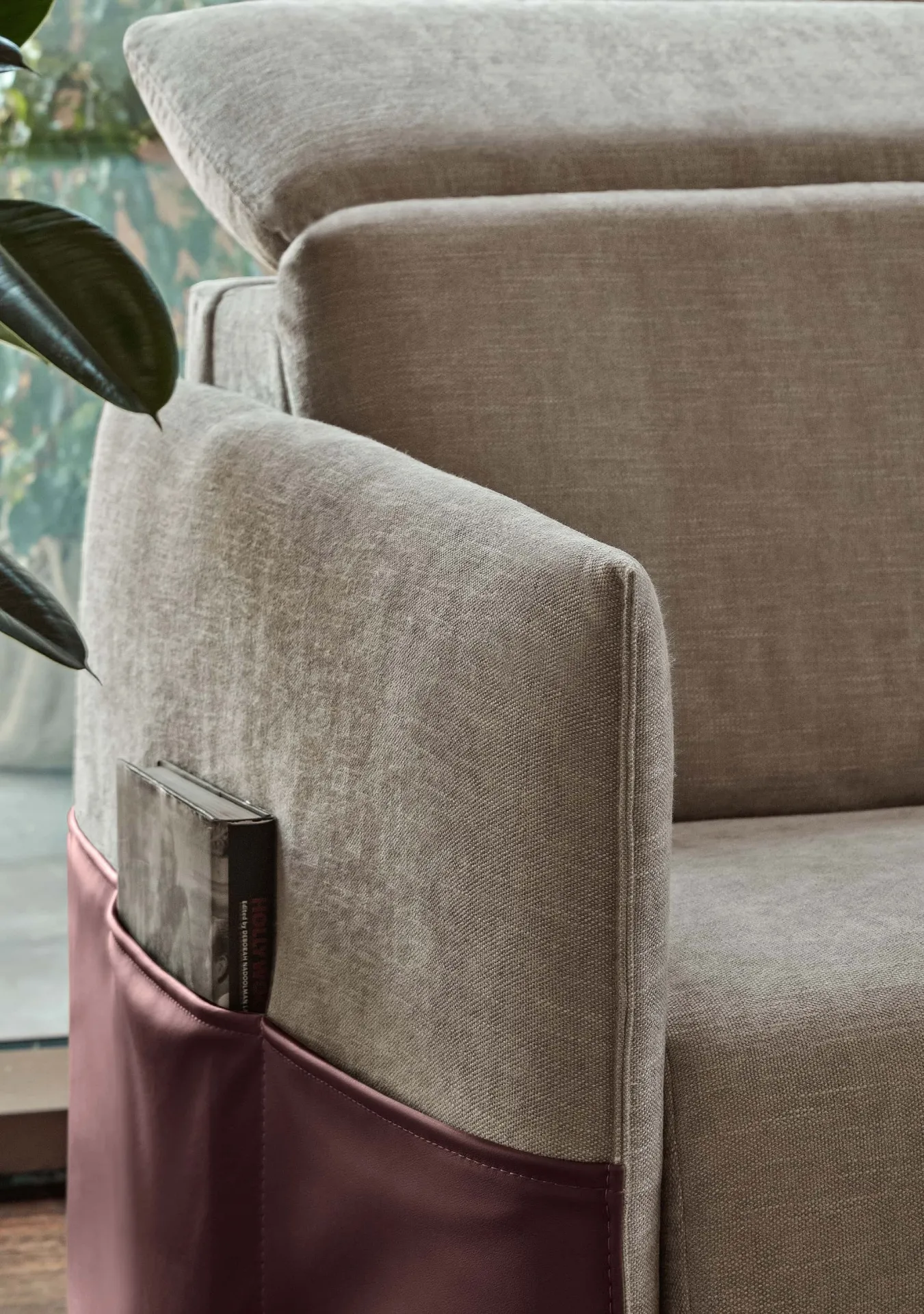 Tasca in pelle bordeaux sul bracciolo del divano letto Verona Rosini