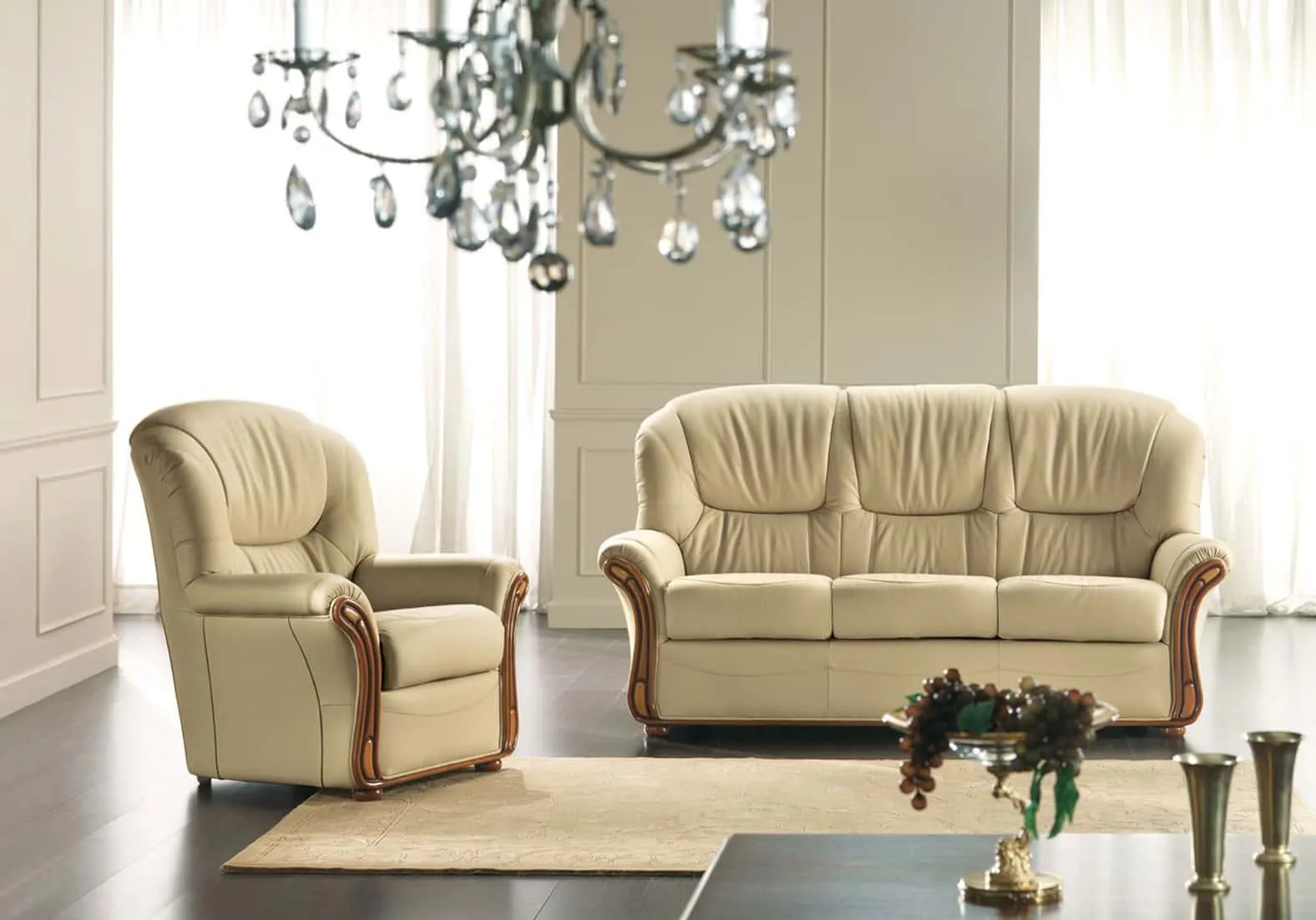 Divano classico Gaia Rosini in pelle avorio con poltrona e lampadario