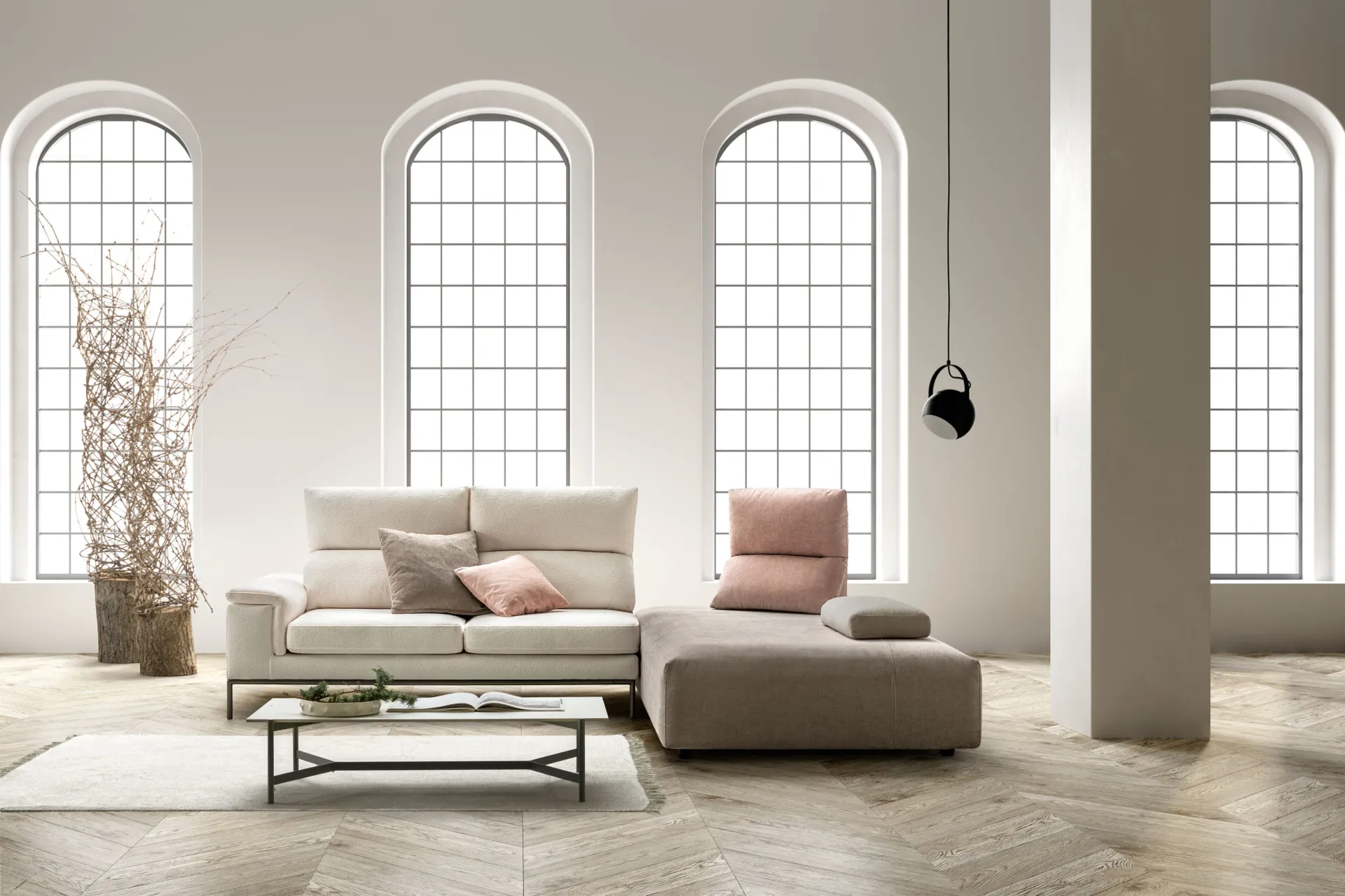 Divano Astor Samoa color panna con penisola, in una sala con quattro finestre ad arco