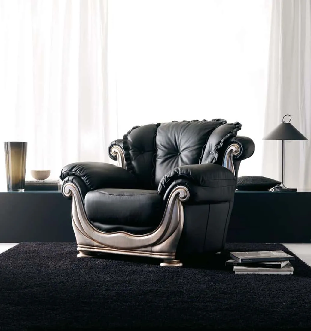 Poltrona classica Maria Rosini in pelle nera con legno chiaro