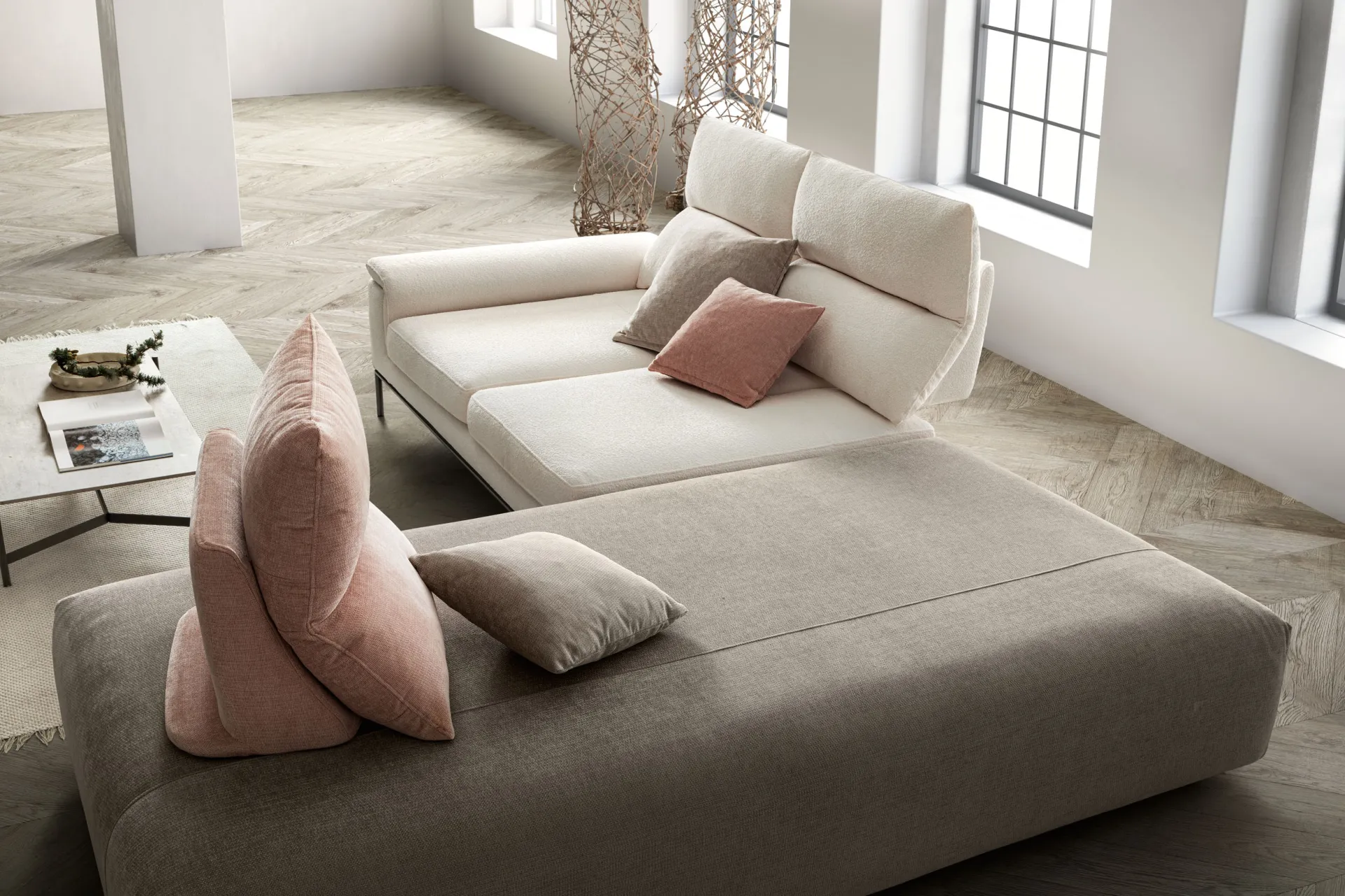 Divano Astor Samoa visto dalla chaise longue, con seduta tortora e schienali color panna