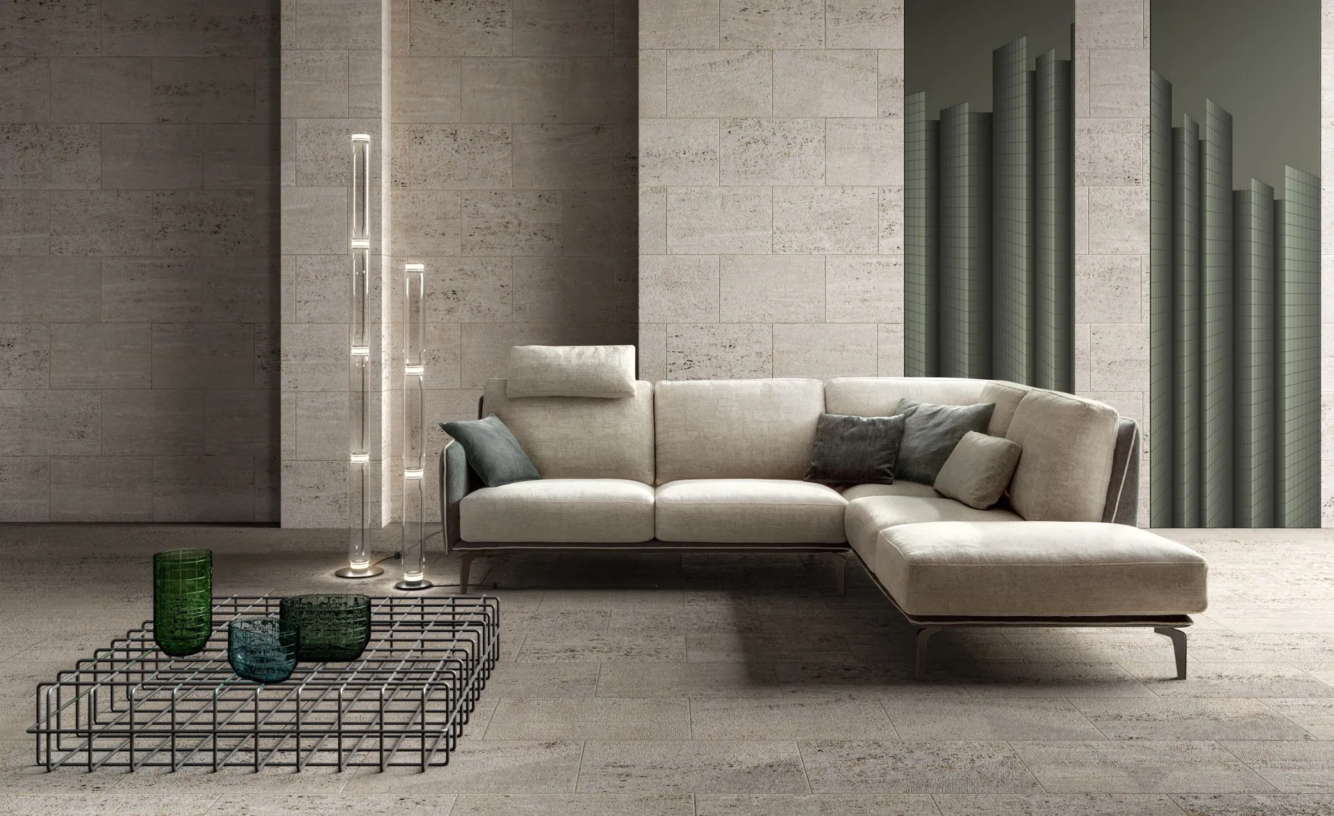 Divano componibile Living Samoa beige con penisola e poggiatesta, accanto a un tavolino in rete metallica